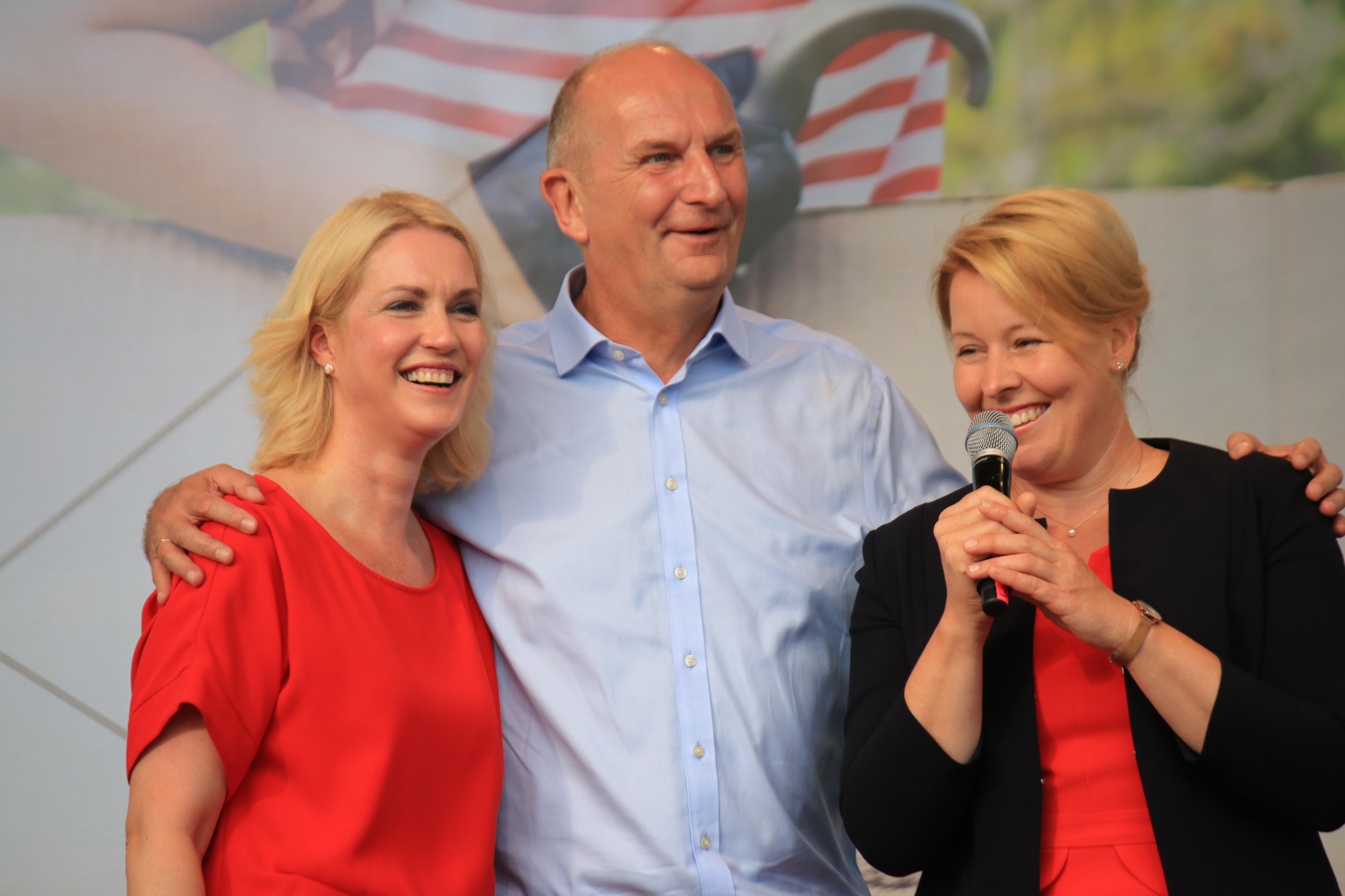 Drei Brandenburger auf der Bühne: Die kommissarische Parteivorsitzende Manuela Schwesig (von links), Brandenburgs Ministerpräsident Dietmar Woidke und Bundesfamilienministerin Franziska Giffey kämpfen für ein gutes Wahlergebnis.