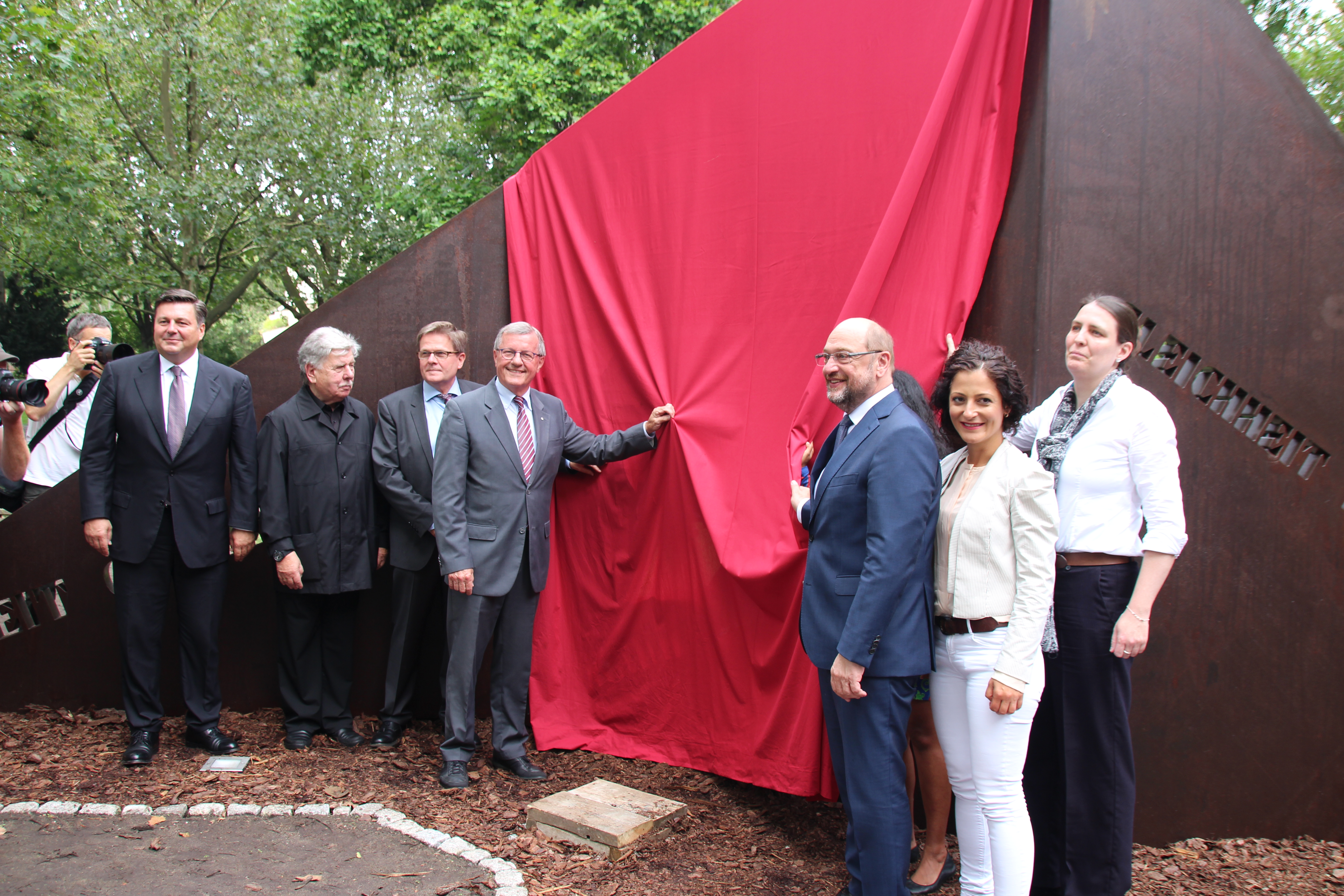 „Ohne Marie Juchacz wäre Deutschland ein anderes Land.“ SPD-Chef Martin Schulz (2.v.r.) und AWO-Präsident Wilhelm Schmidt enthüllen das Denkmal am Mehringplatz in Berlin-Kreuzberg.