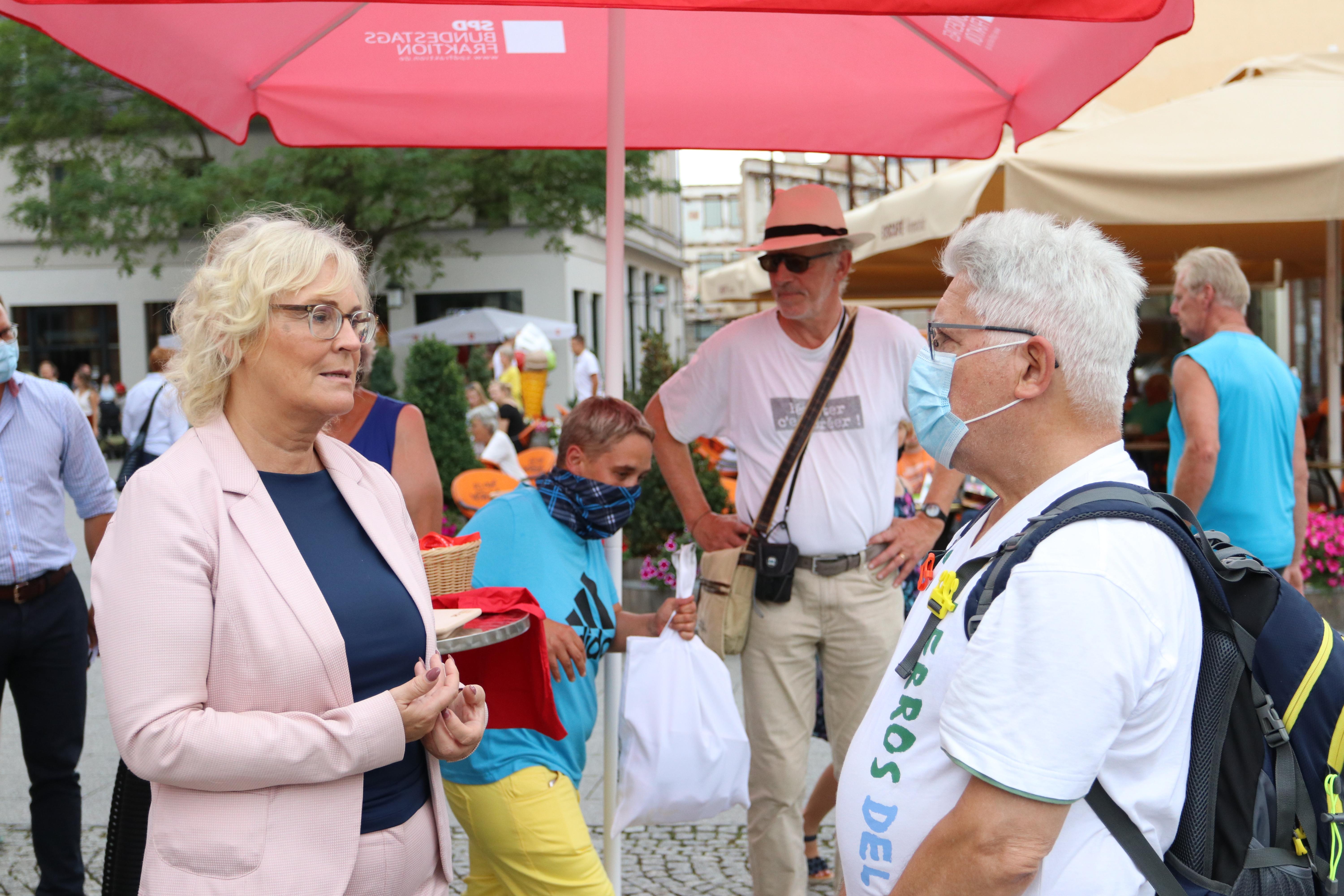 Im Gespräch: SPD-Bundesjustizministerin Christine Lambrecht spricht in Weimar mit Bürger*innen über aktuelle Anliegen und Forderungen an die Politik.