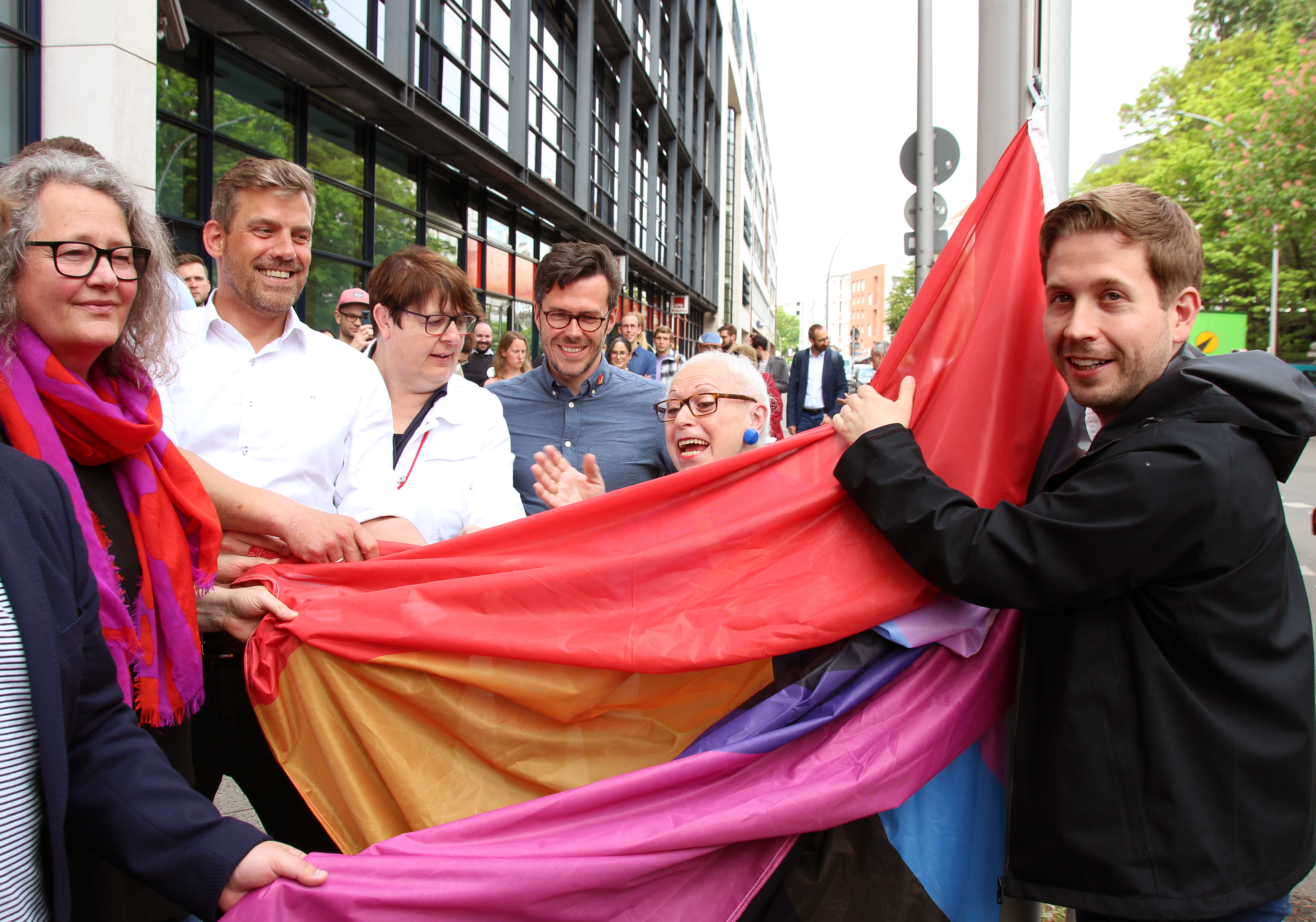 Premiere vor dem Willy-Brandt-Haus: Zum IDAHOBIT* haben SPD-Generalsekretär Kevin Kühnert und die SPDqueer die Progressive Pride Flag“ gehisst.