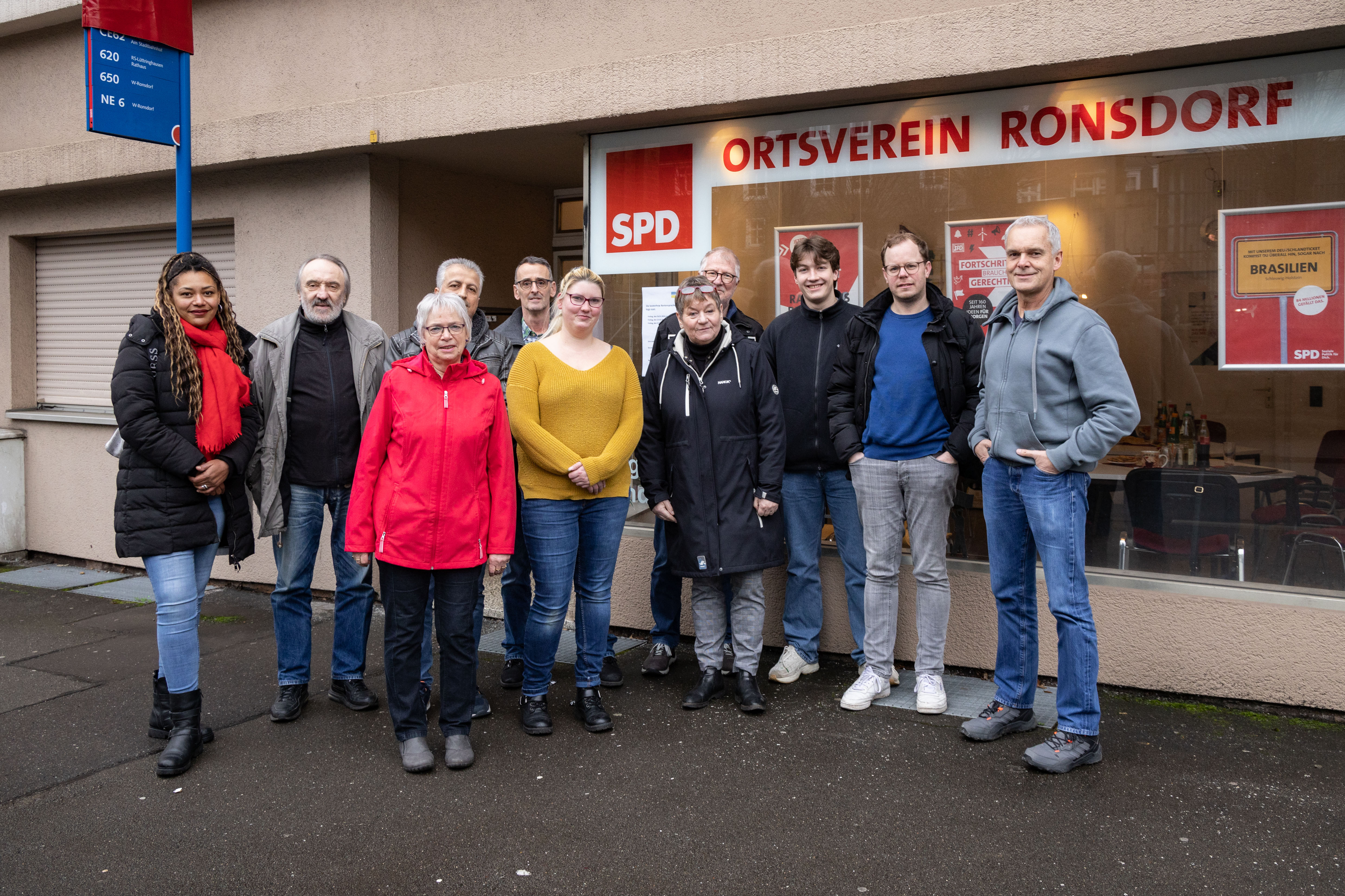 Spontan versammelt sich ein Dutzend Genoss*innen zu Kaffee und Kuchen.