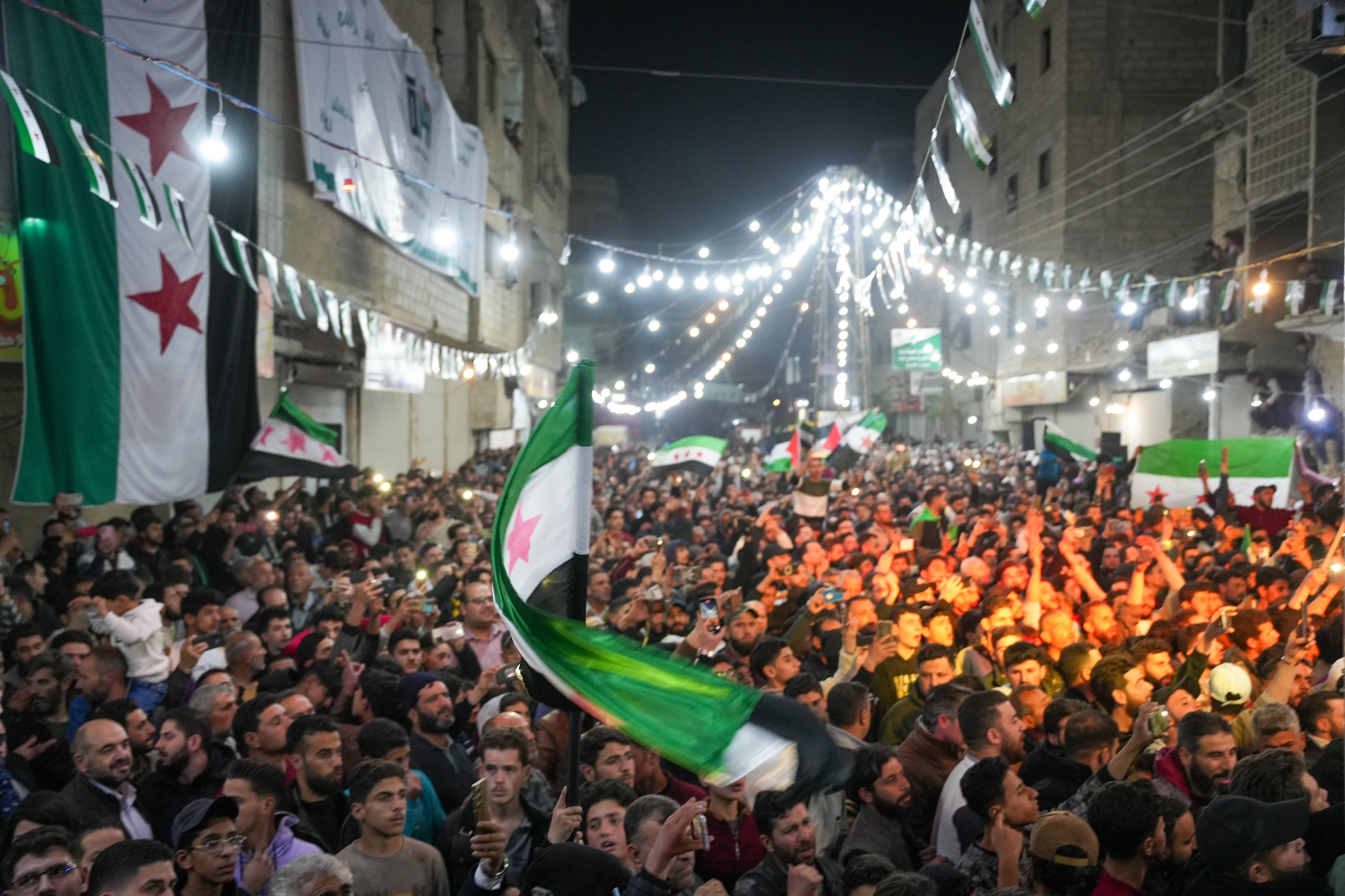 Hunderte erinnerten im März 2025 in Syrien an den Beginn der Proteste gegen Assad vor 14 Jahren.