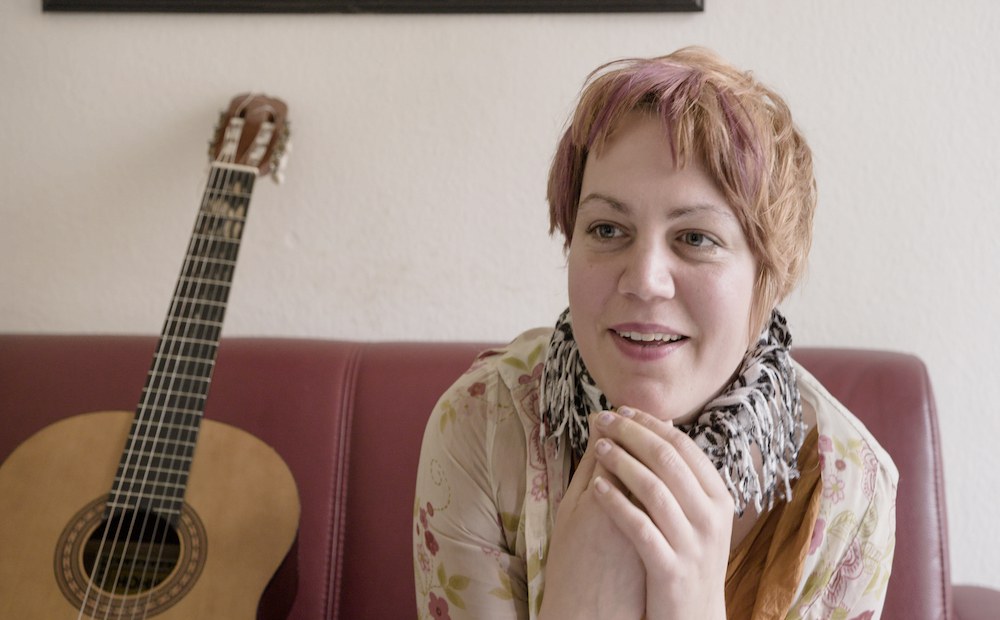 Flora Florenz verarbeitet ihre Krankheitsgeschichte in Musik und Kunst.