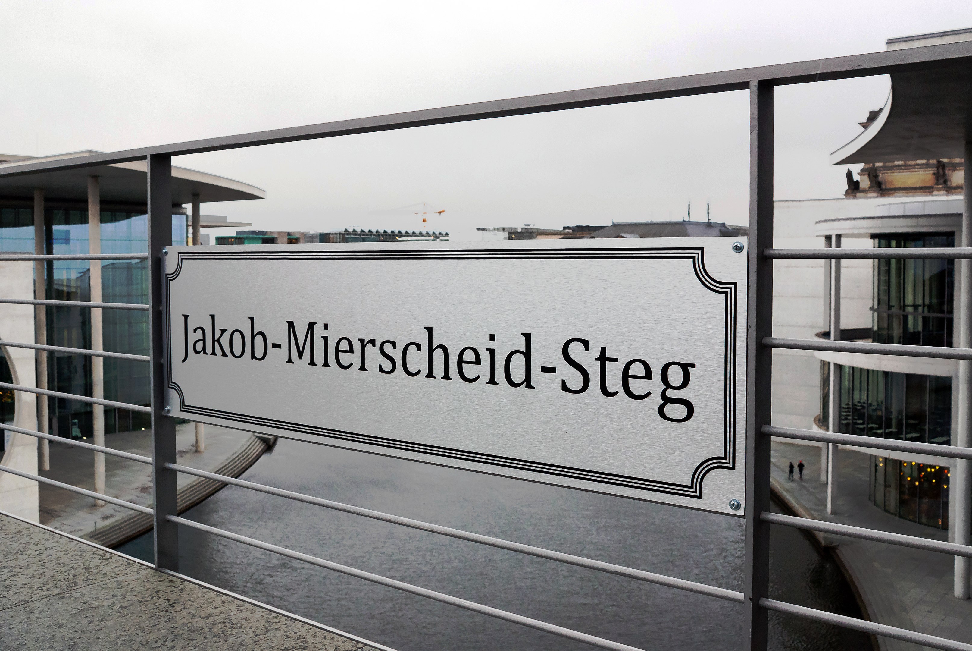 Der „Mierscheid-Steg“ verbindet das Elisabeth-Lüders-Haus und das Paul-Löbe-Haus im Bundestag.