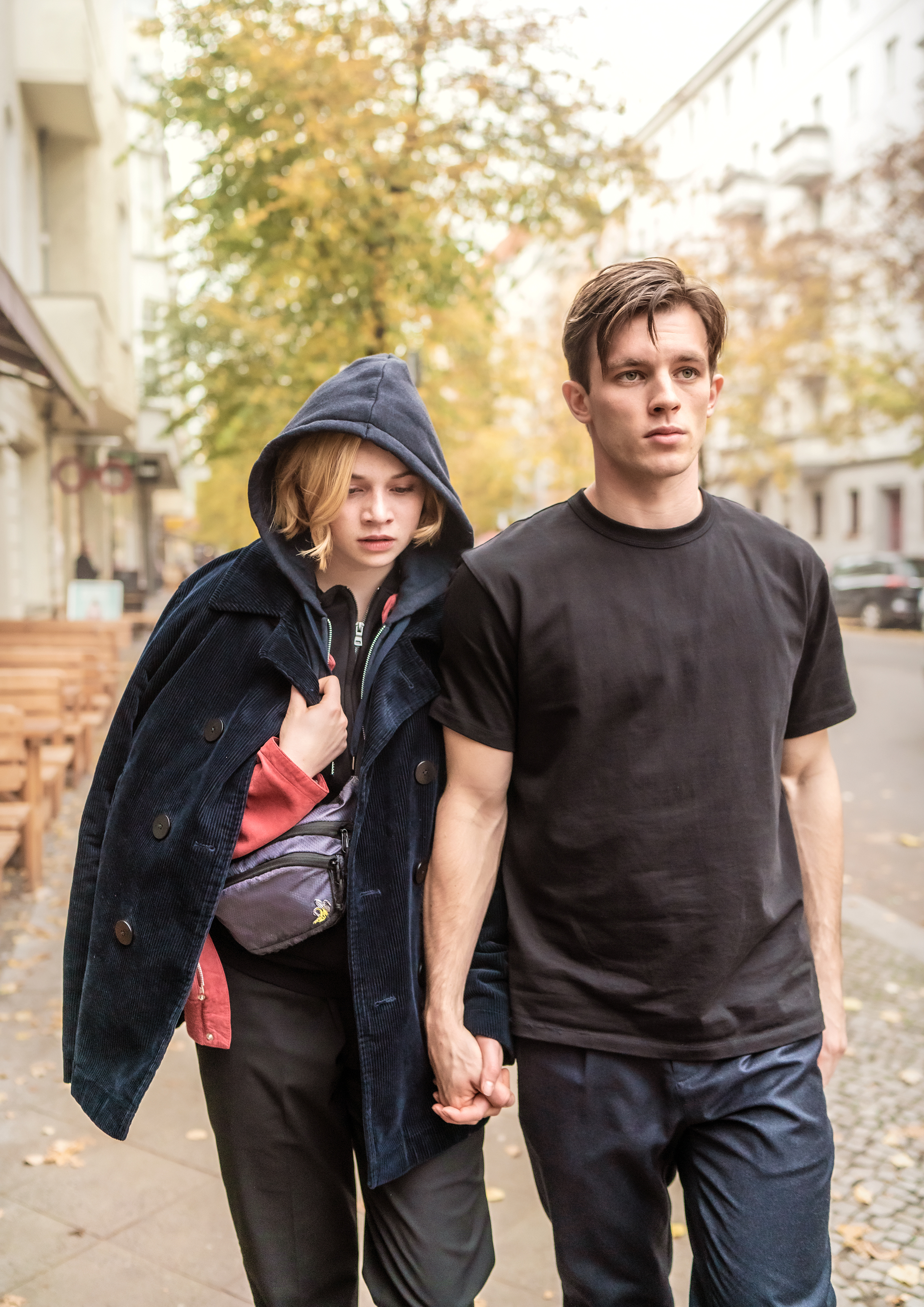 Rechte Verführung: Maxi (Luna Wedler) wird in „Je Suis Karl“ von Karl (Jannes Niewöhner) in eine europäische Nazi-Jugendbewegung gezogen.