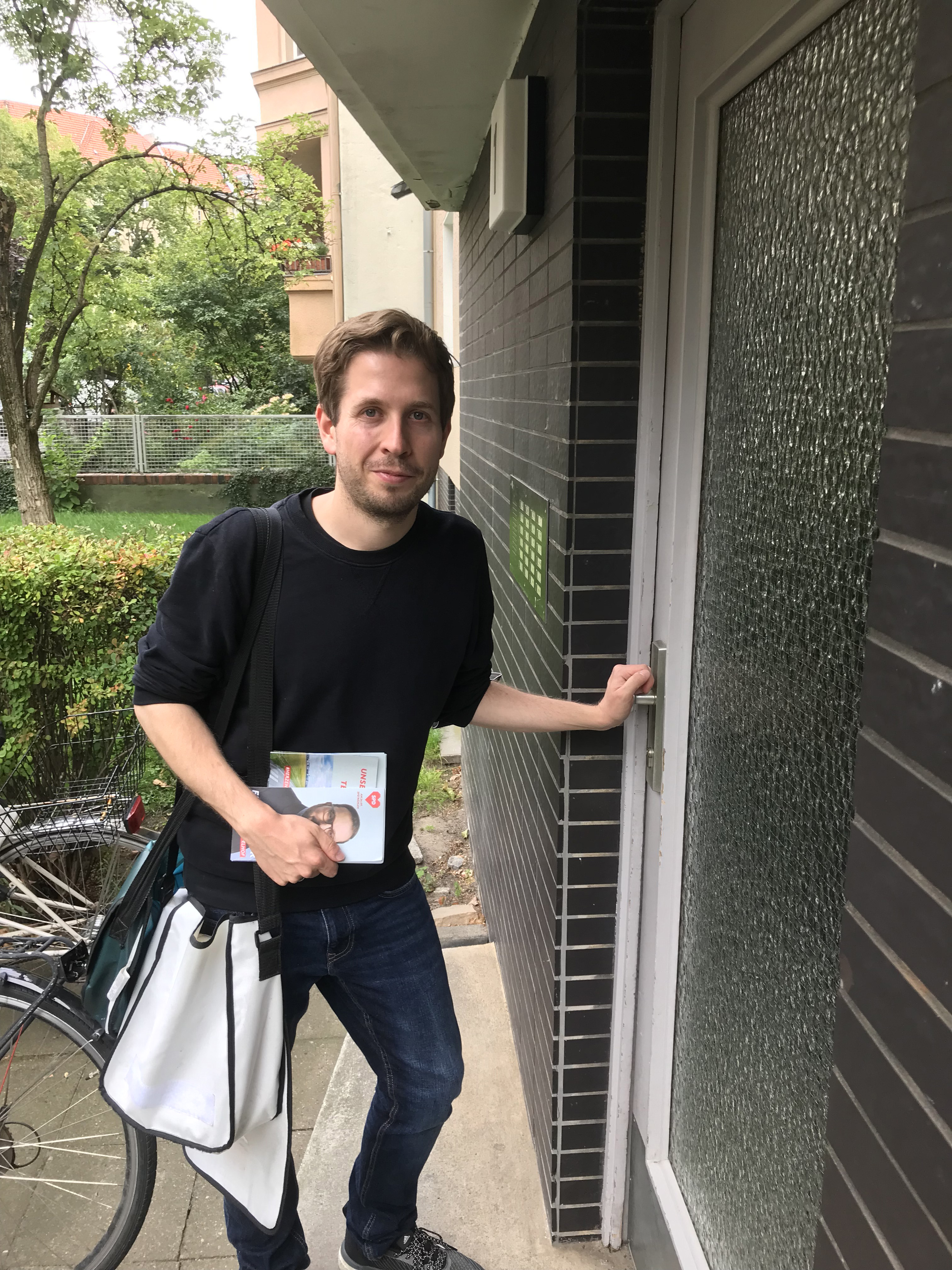 SPD-Vize Kevin Kühnert beim Haustürwahlkampf in Berlin-Tempelhof.