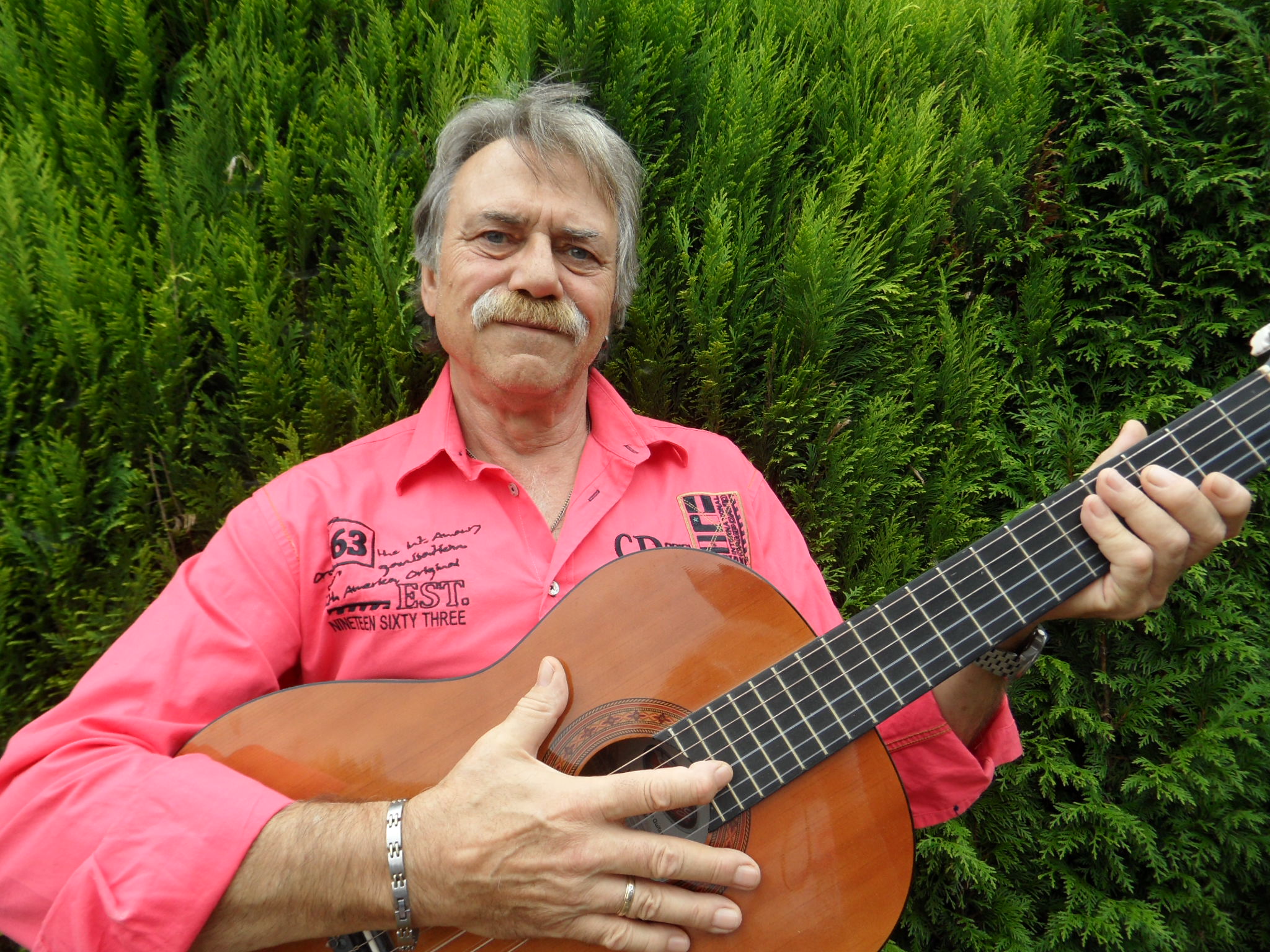 Kurt Nickel und seine Gitarre