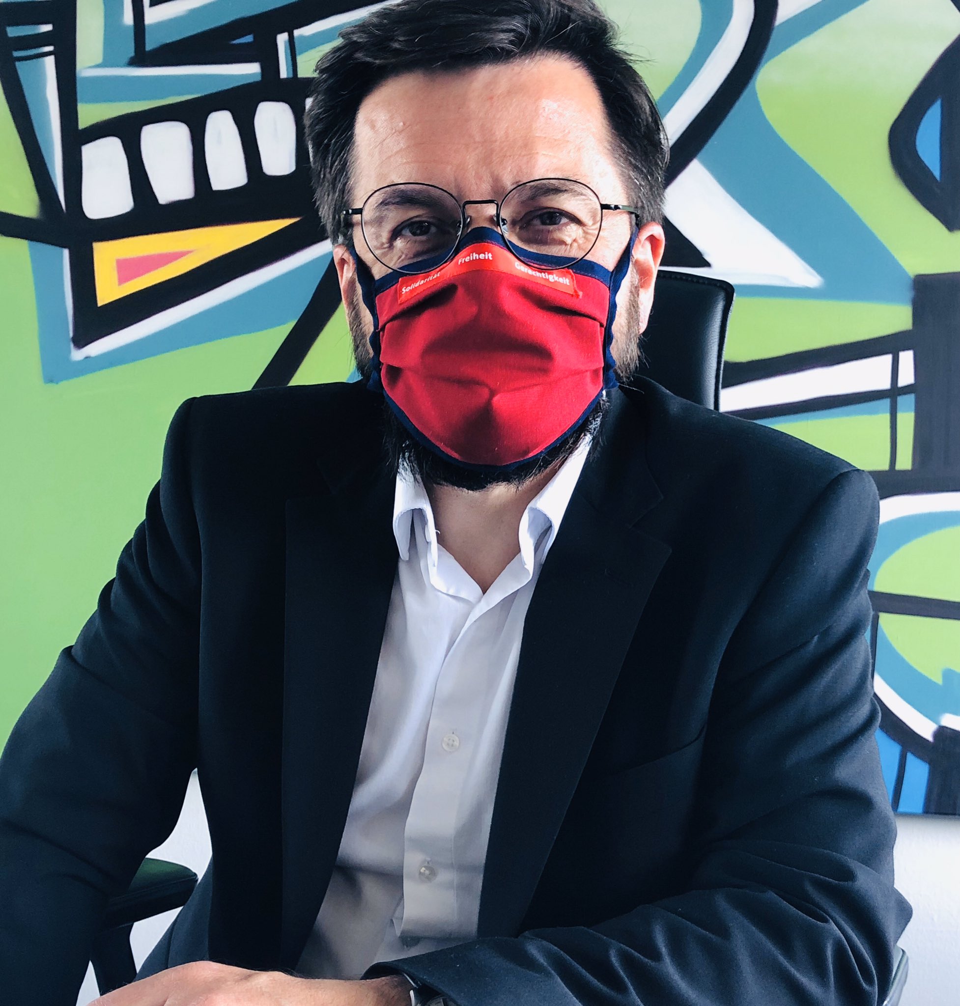 Da war der Bart noch dran. Damit die Maske richtig sitzt, hat ihn Thomas Kutschaty mittlerweile abrasiert.