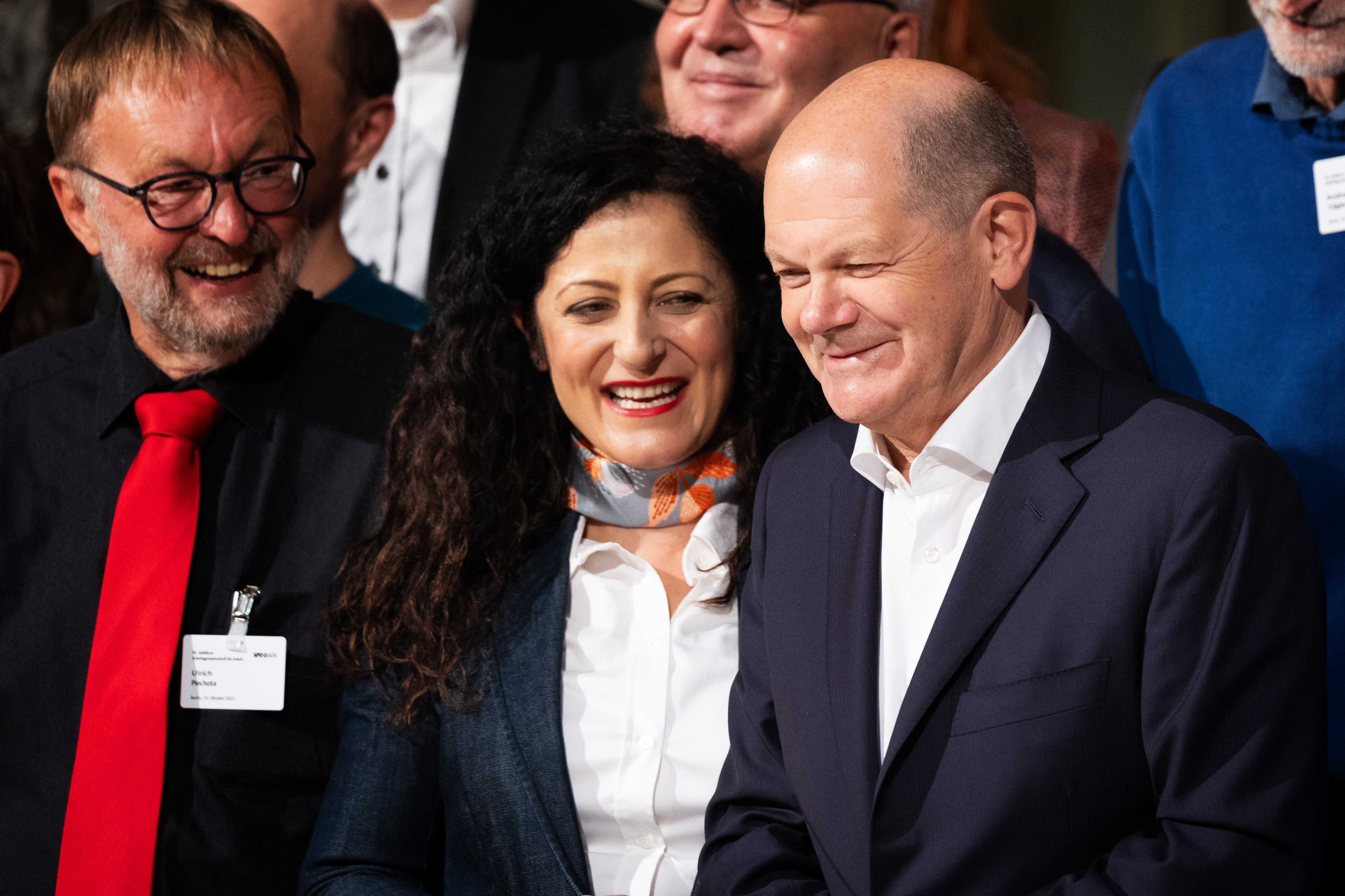 AfA-Vorsitzende Cansel Kiziltepe und Bundeskanzler Olaf Scholz beim 50. Jubiläum der Arbeitsgemeinschaft für Arbeit
