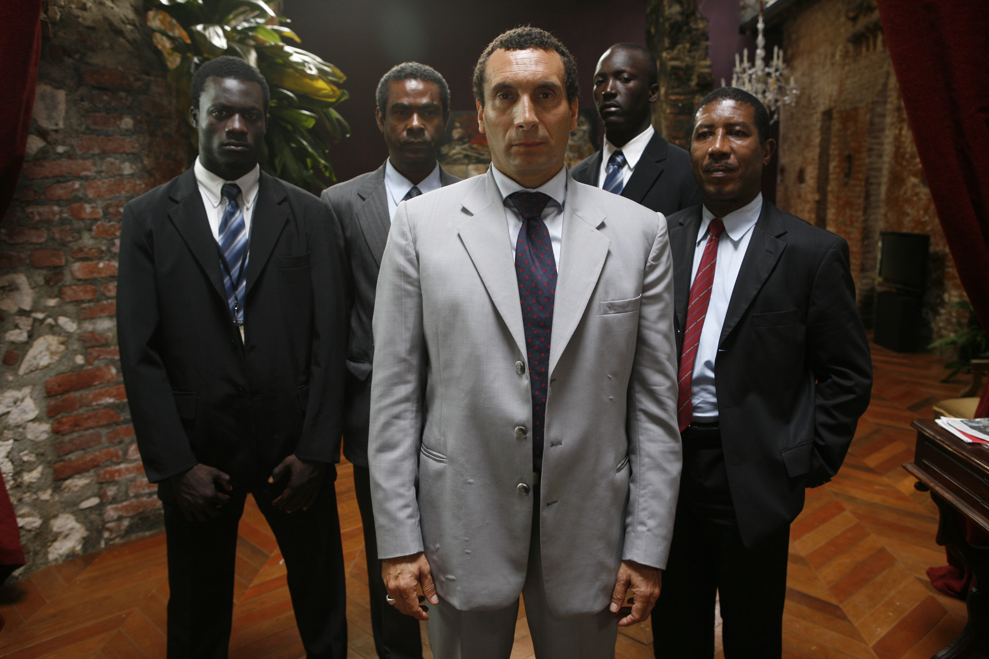 Zinedine Soualem als Herrscher auf Abruf in „Moloch Tropical“