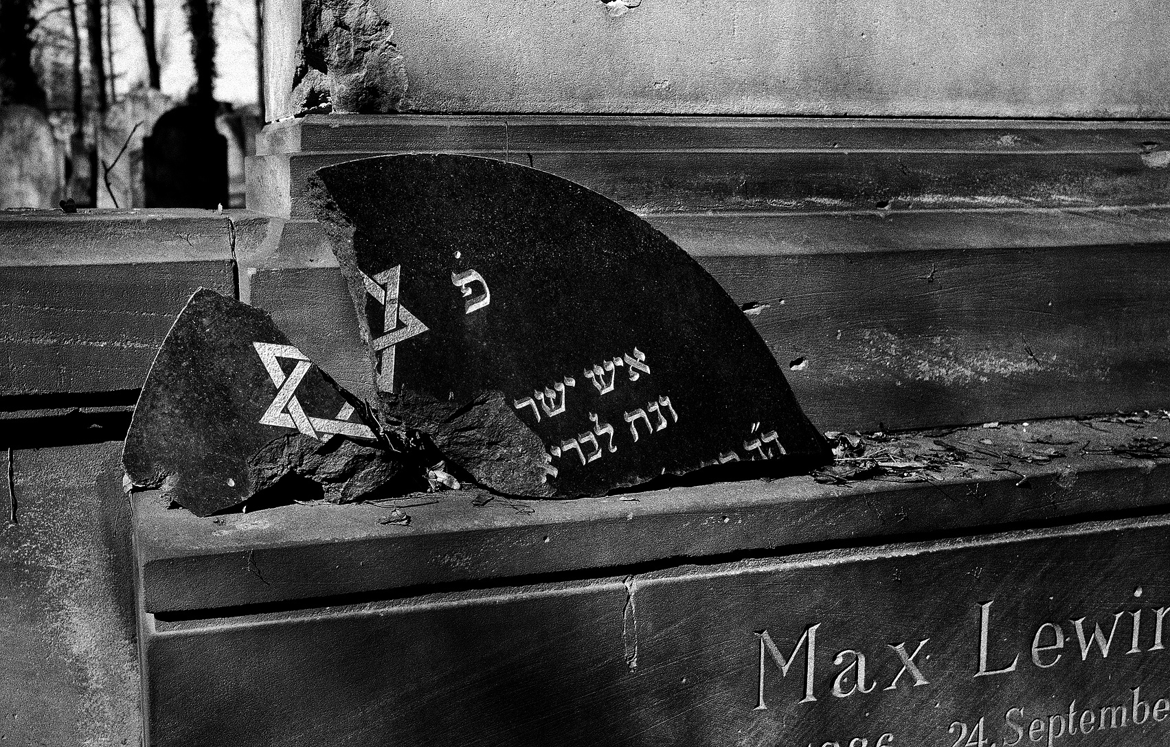 Grab auf dem neuen jüdischen Friedhof im polnischen Wrocław: Nicht nur Vandalismus hinterlässt seine Spuren.