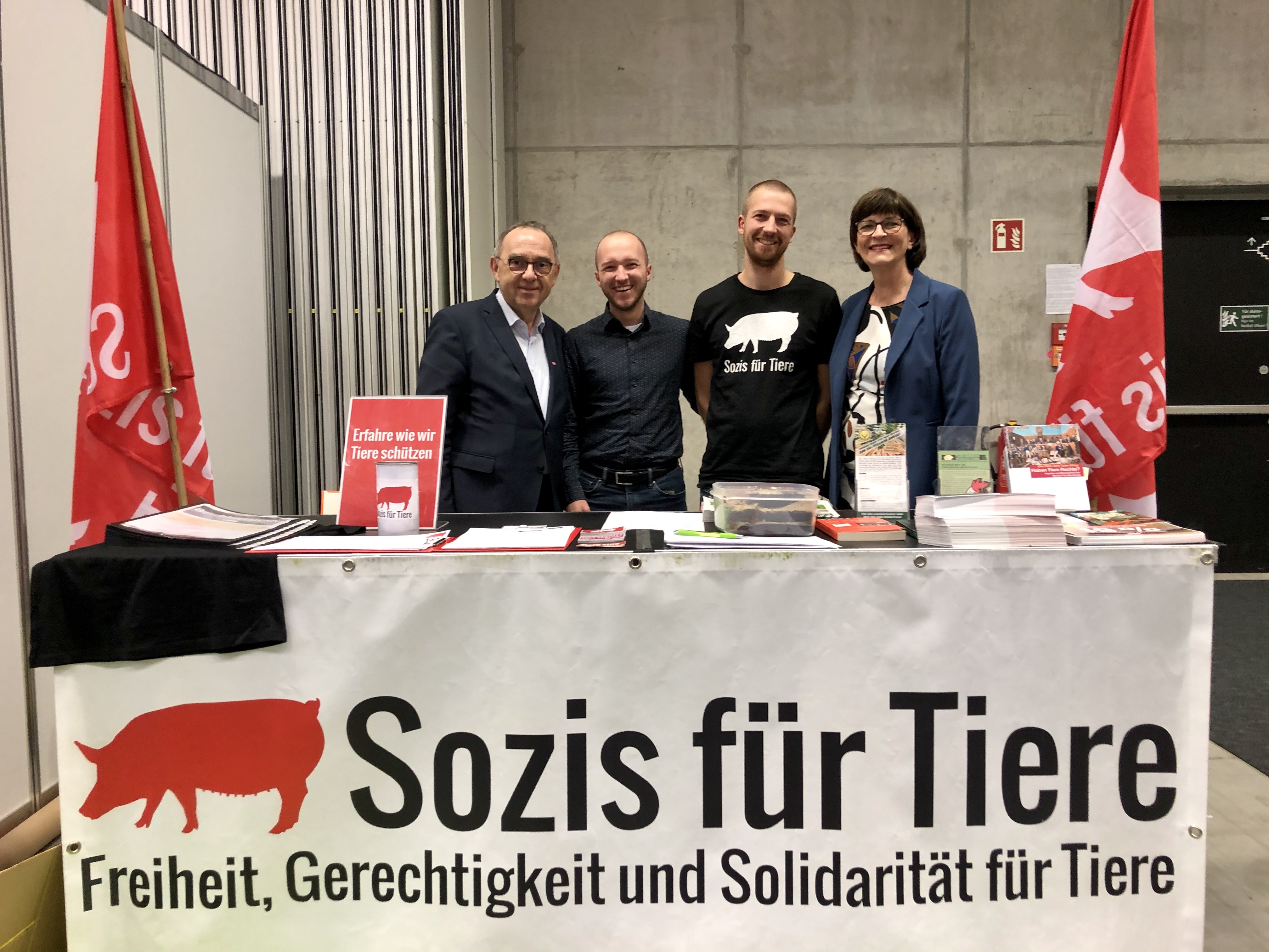 Kurzbesuch auf dem Parteitag: Die SPD-Vorsitzenden Saskia Esken und Norbert Walter-Borjans (l.) schauten am Stand der „Sozis für Tiere“ vorbei – zur Freude des Vorsitzenden Stefan Sander (2.v.r.)