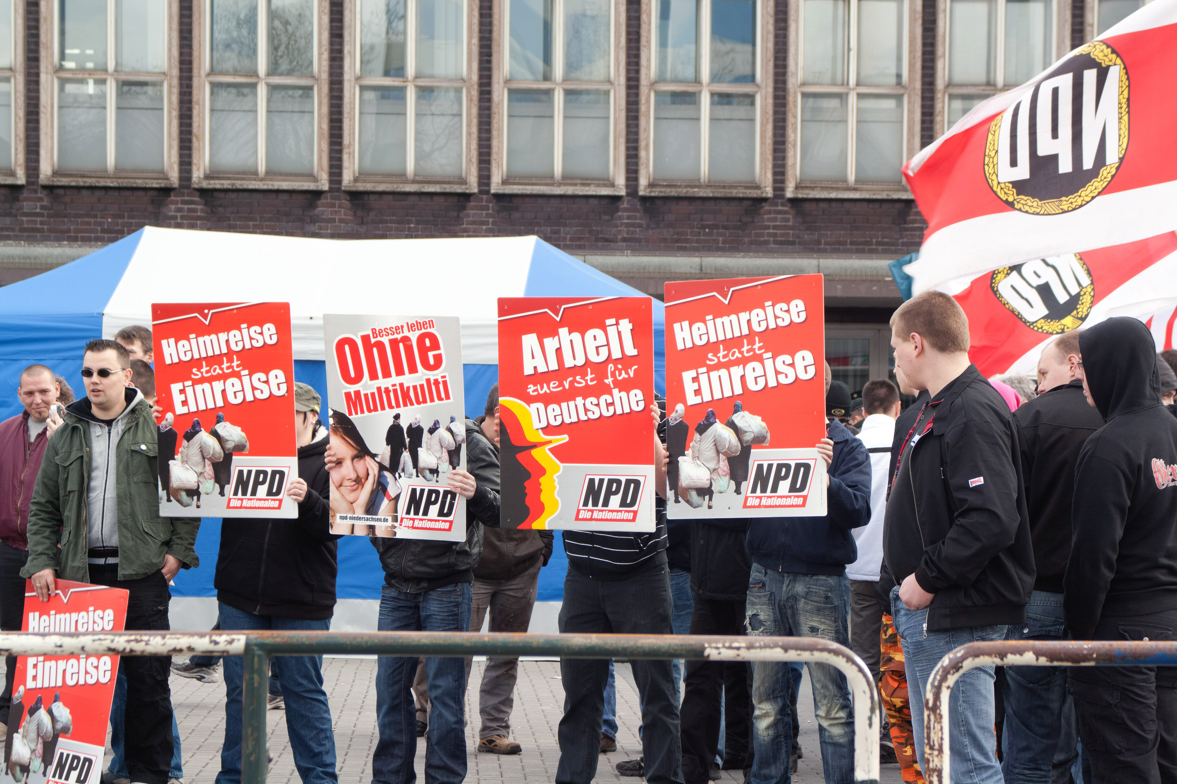 Die Frage, wer zum deutschen Volk gehört, könnte entscheidend werden für den Ausgang des NPD-Verbotsverfahrens.
