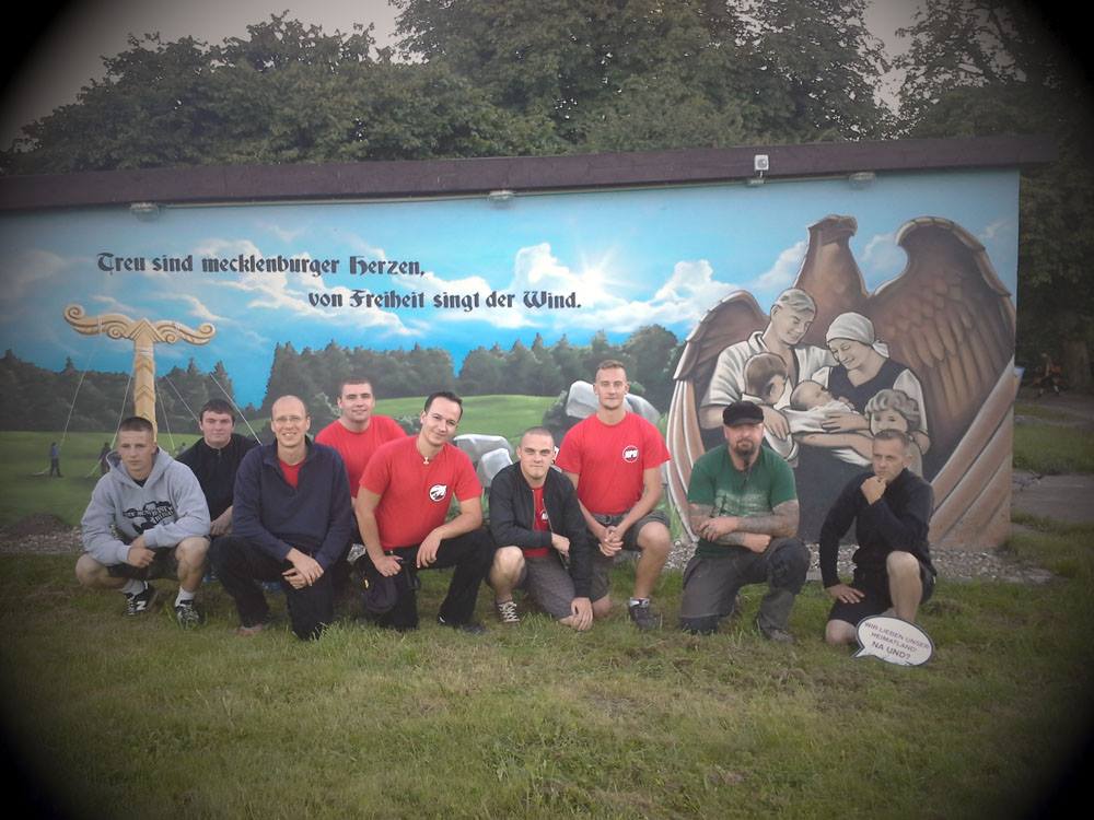 Mitglieder der Jungen Nationaldemokraten zu Besuch bei Sven Krüger 