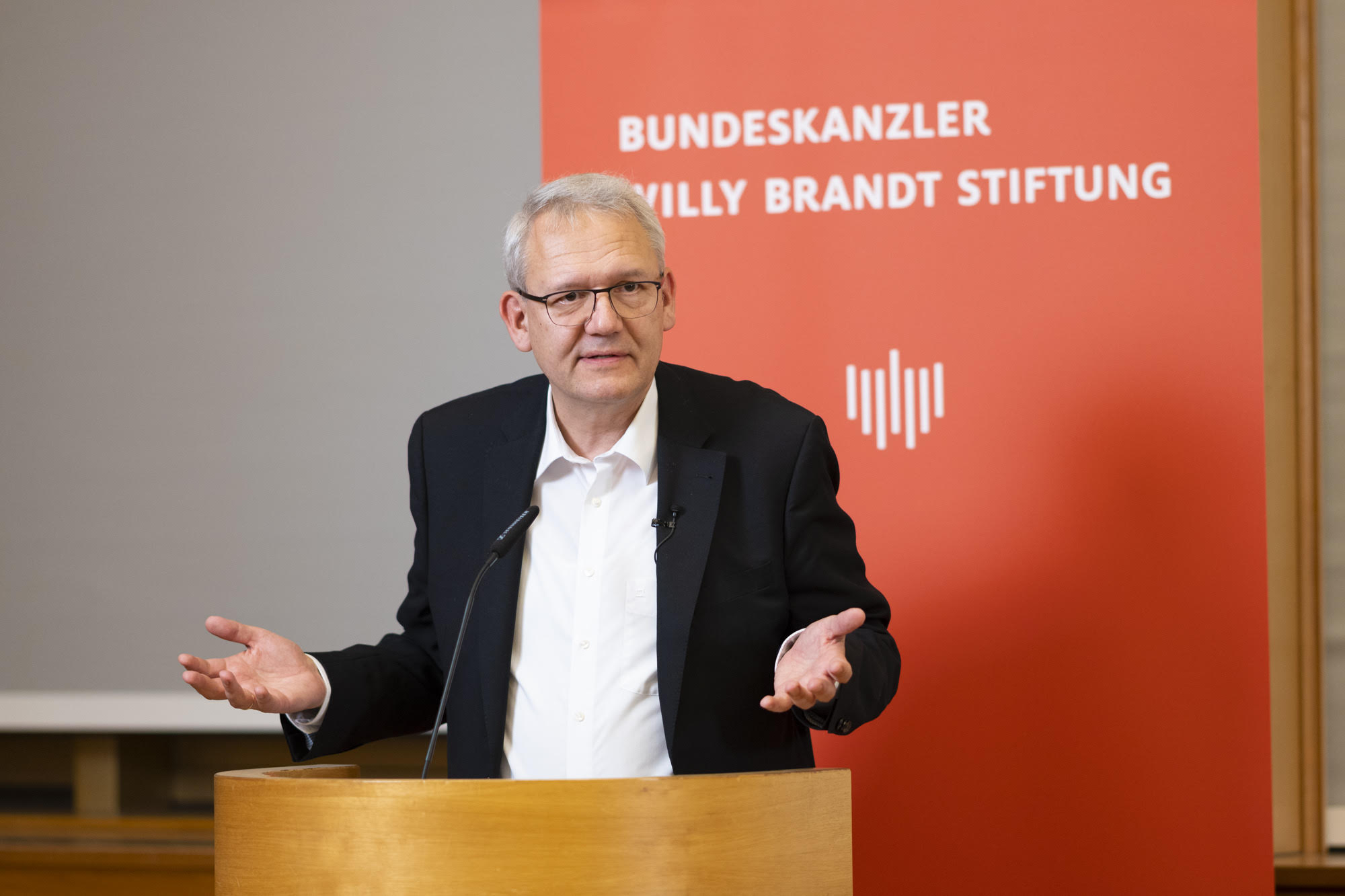Andreas Wirsching, Direktor des Instituts für Zeitgeschichte München–Berlin, weist die Behauptung, die Ostpolitik Brandts sei ein Irrweg gewesen, als „unsinnig“ zurück.