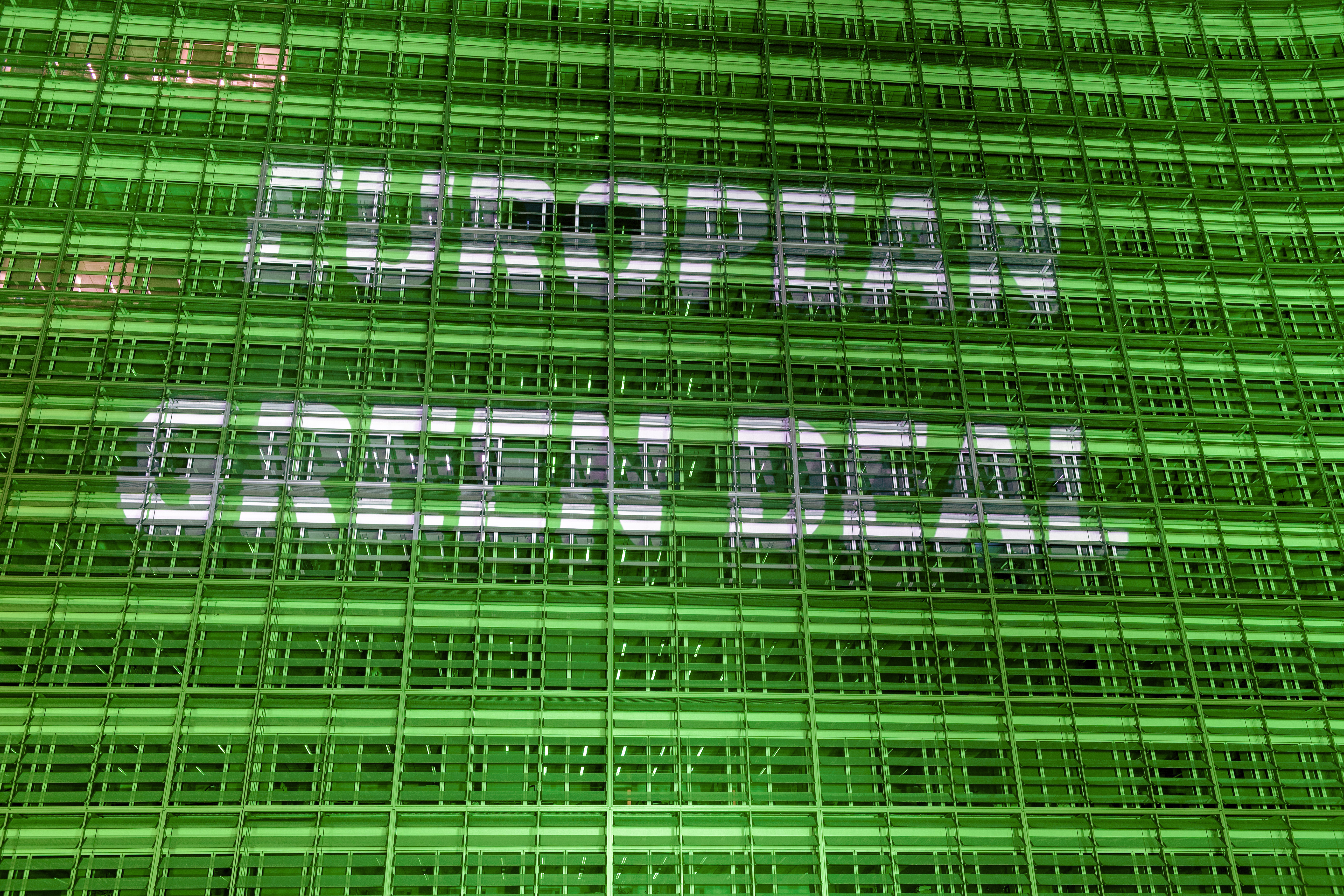 Der „Green Deal“ wird sichtbar: Das grün beleuchtete Barlaymont-Gebäude, Sitz der Europäischen Kommission, erinnert auch visuell an die europäischen Klimaschutzziele.