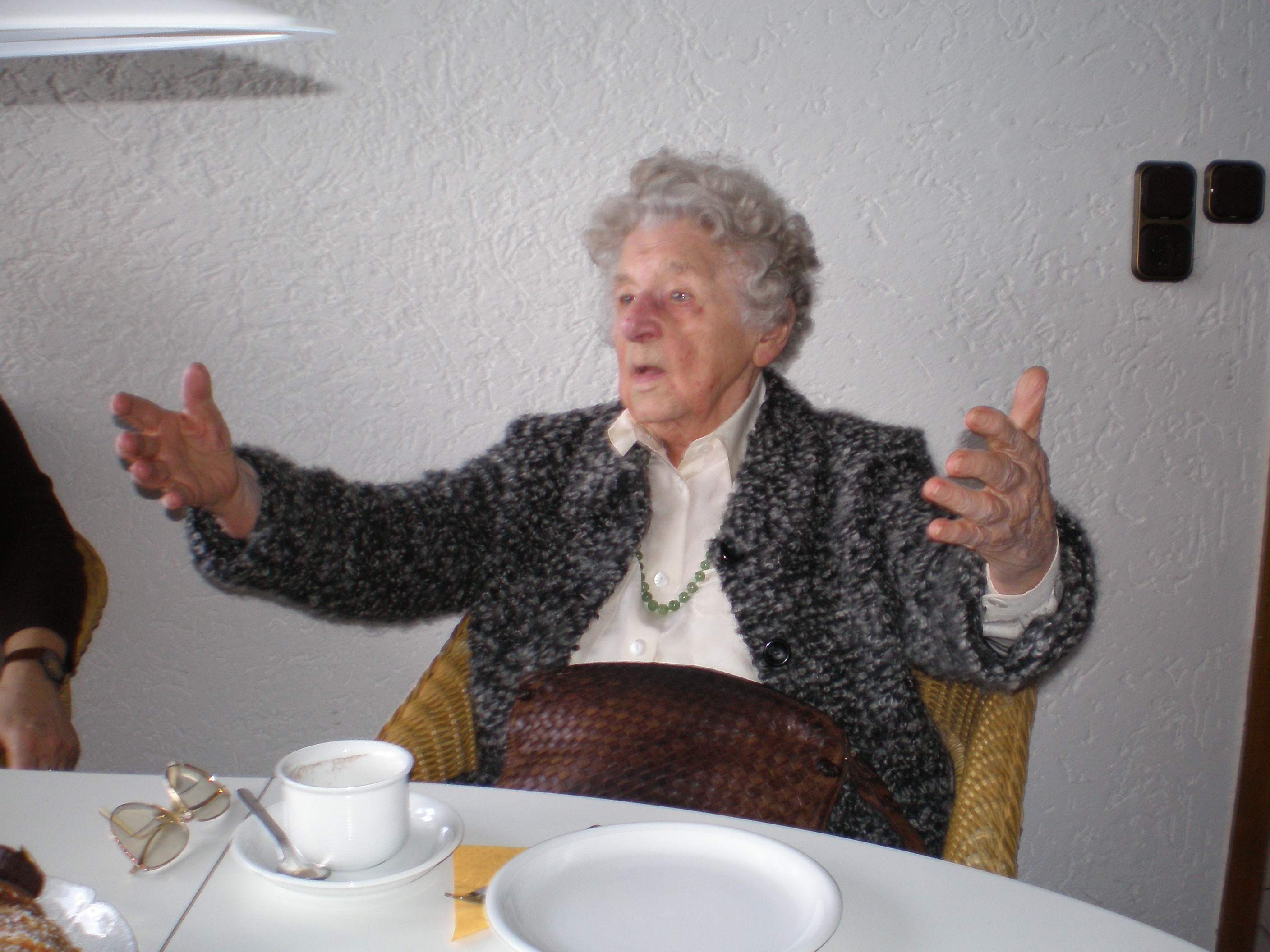 Grete Beese diskutiert an ihrem 100. Geburtstag noch fleißig über Politik.