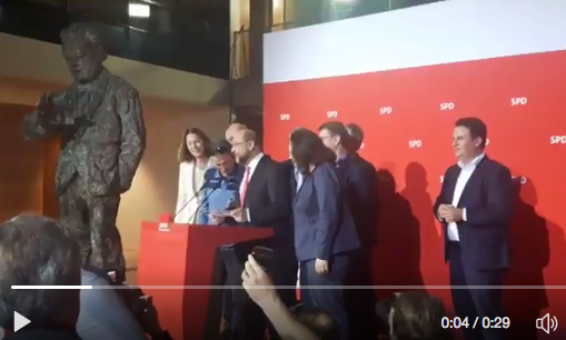 Eintritt beim SPD-Chef: Auf der Party zur niedersächsischen Landtagswahl nahm Martin Schulz Peter Laws als Neumitglied auf.