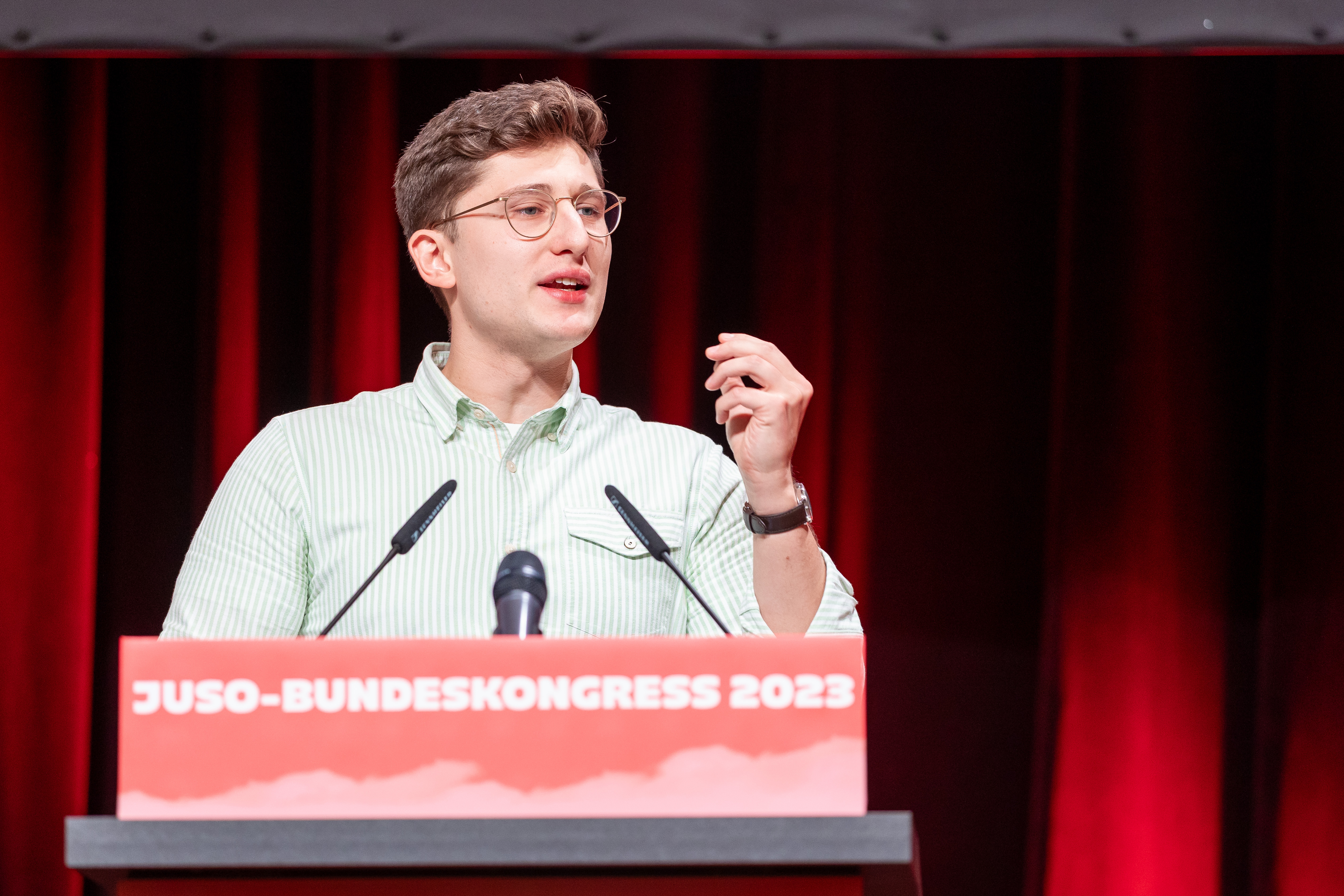 Der neue Juso-Vorsitzende Philipp Türmer bei seiner Bewerbungsrede in der Braunschweiger Stadthalle