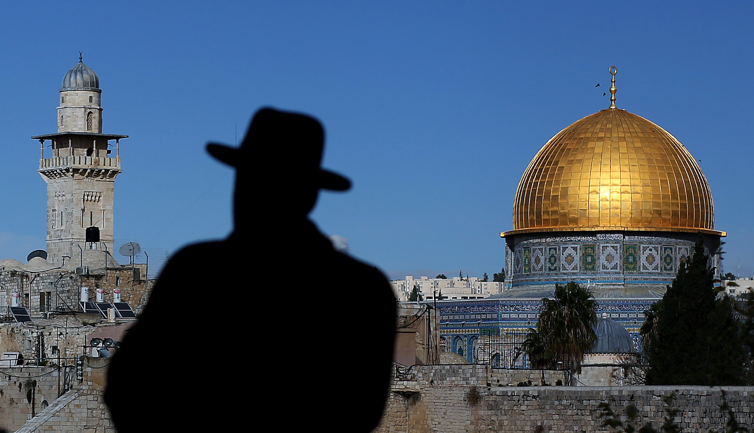 Orthodoxer Jude in der Altstadt von Jerusalem vor der Klagemauer und der goldenen Kuppel der Omar-Moschee. 