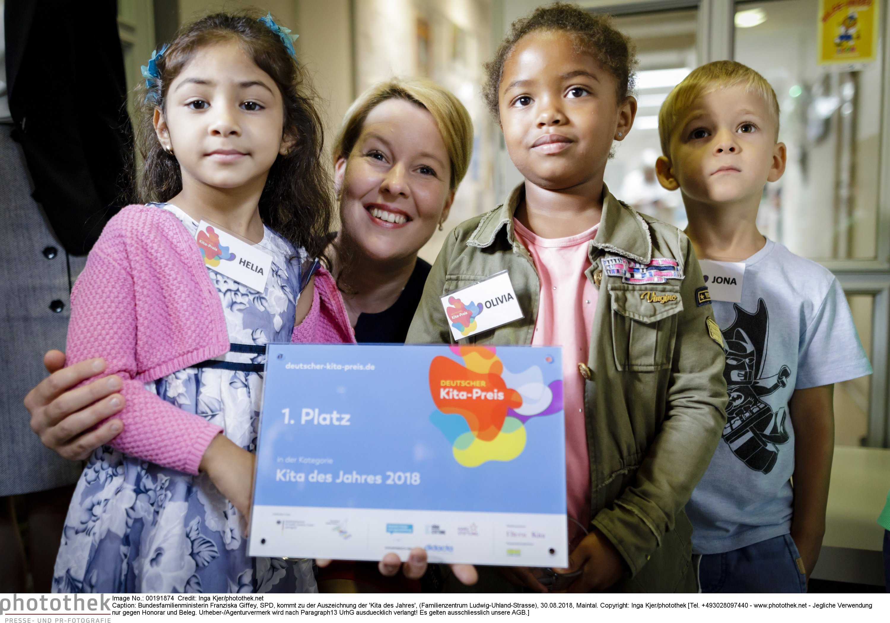 Bundesfamilienministerin Franziska Gipfel mit Kindern