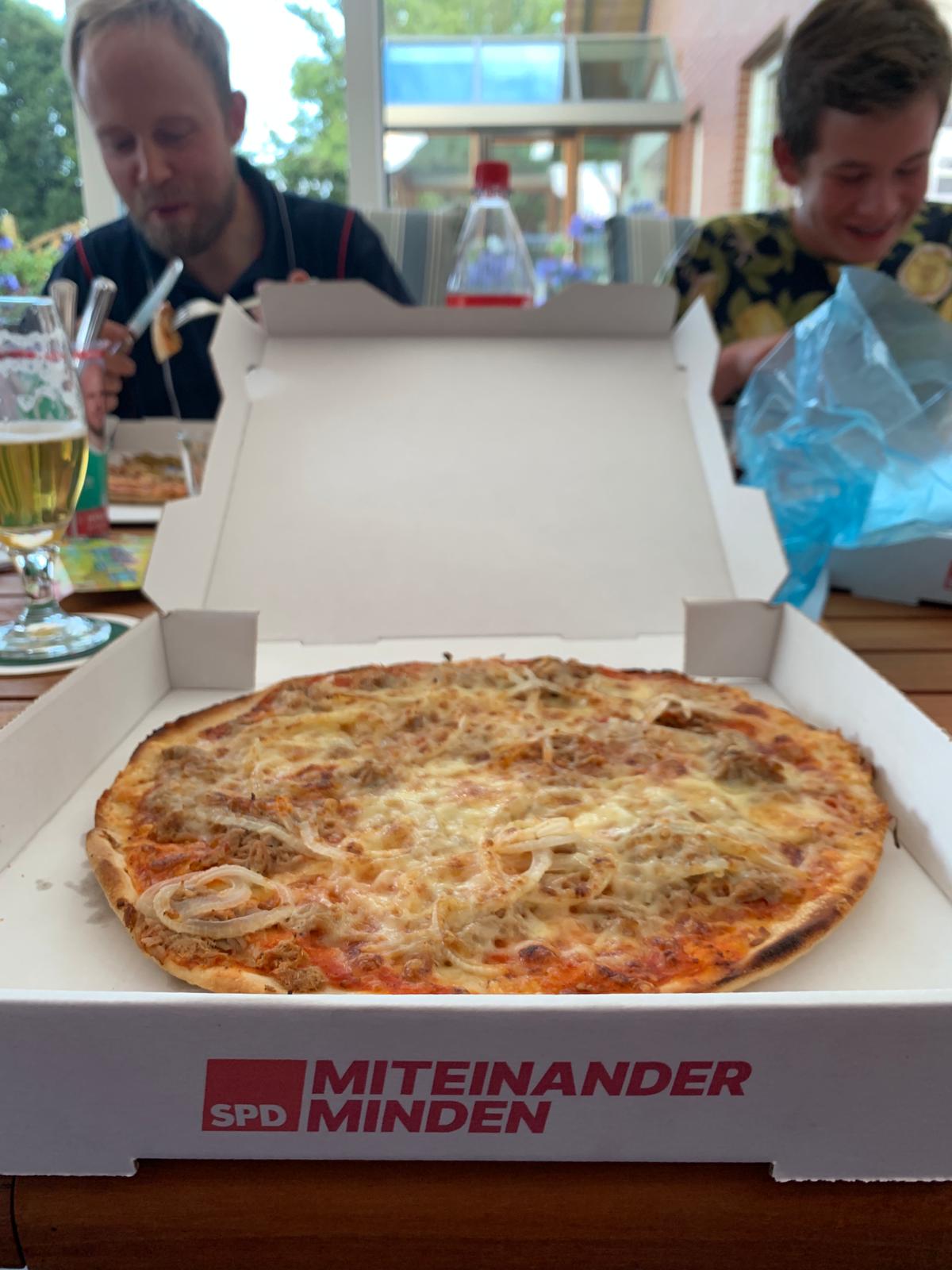 SPD frei Haus: Im Mindener Stadtteil Todtenhausen wirbt der Ortsverein auf Pizzakartons für die Kommunalwahl.