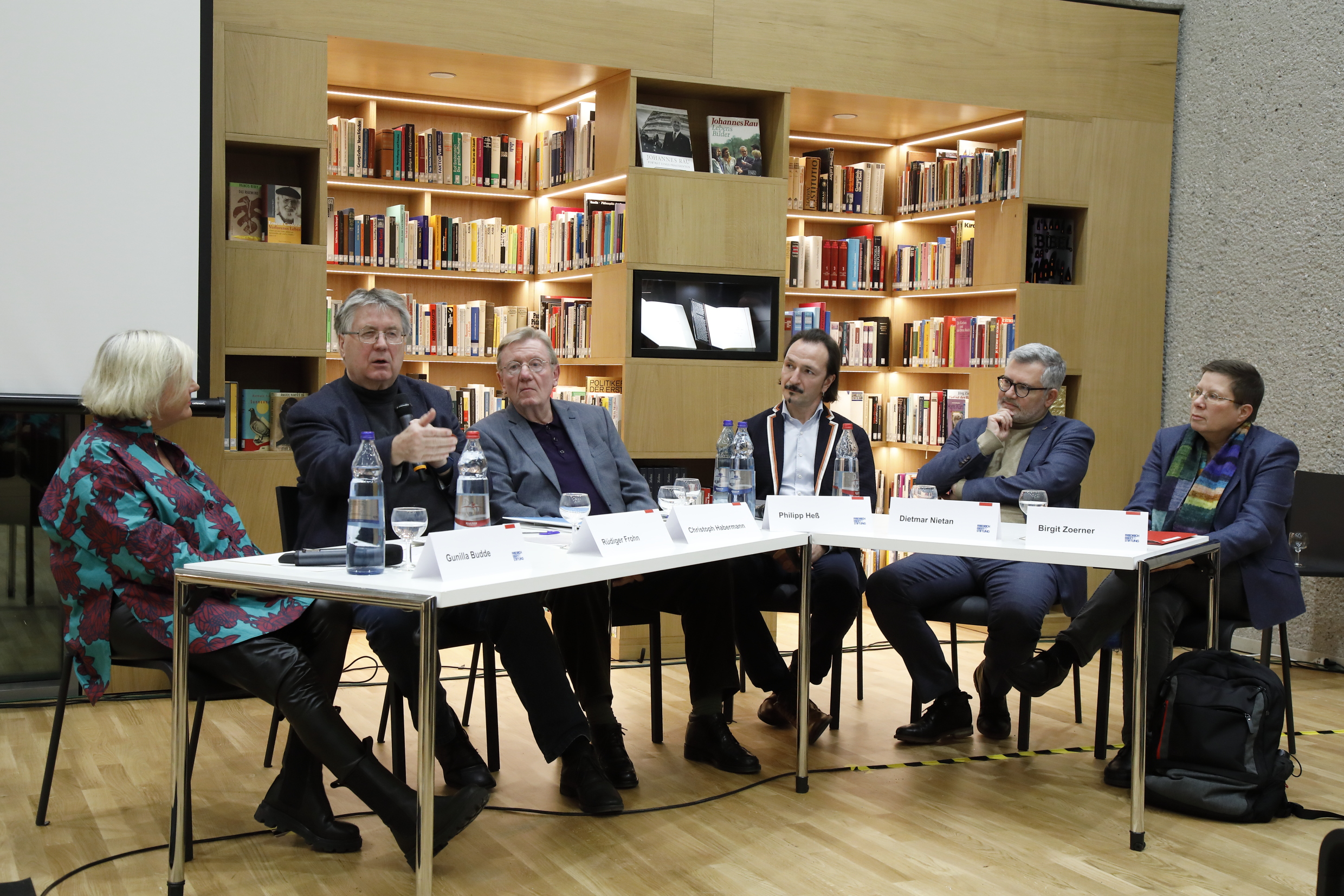 Lebhafte Podiumsdiskussion über Johannes Rau: „Er wollte nicht die Soße der Harmonie über die Konflikte der Welt gießen.“