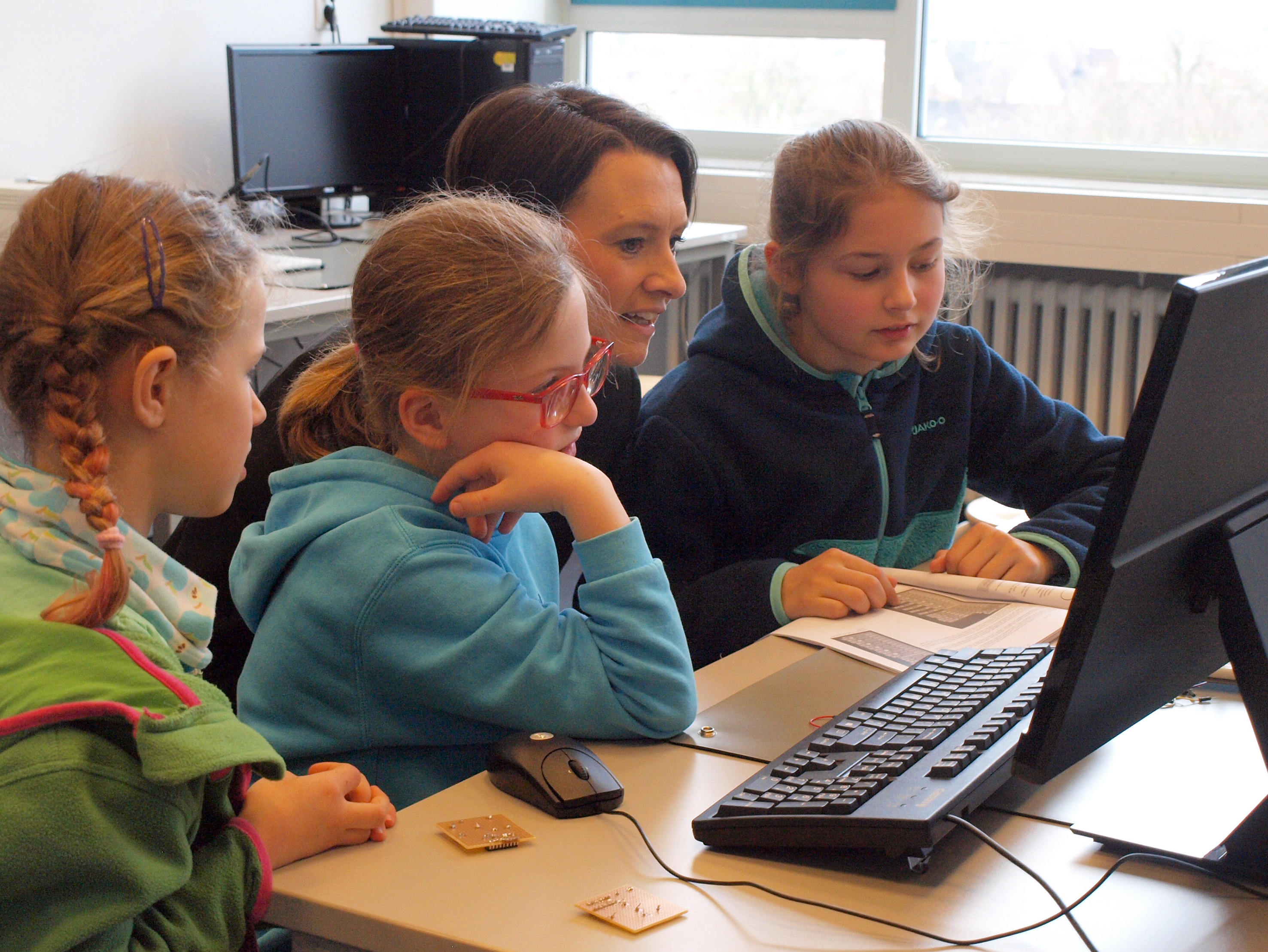 Kindern beim Basteln und Ausprobieren zuschauen und sie erklären lassen, was sie da gerade machen, liegt Claudia Bogedan am Herzen.