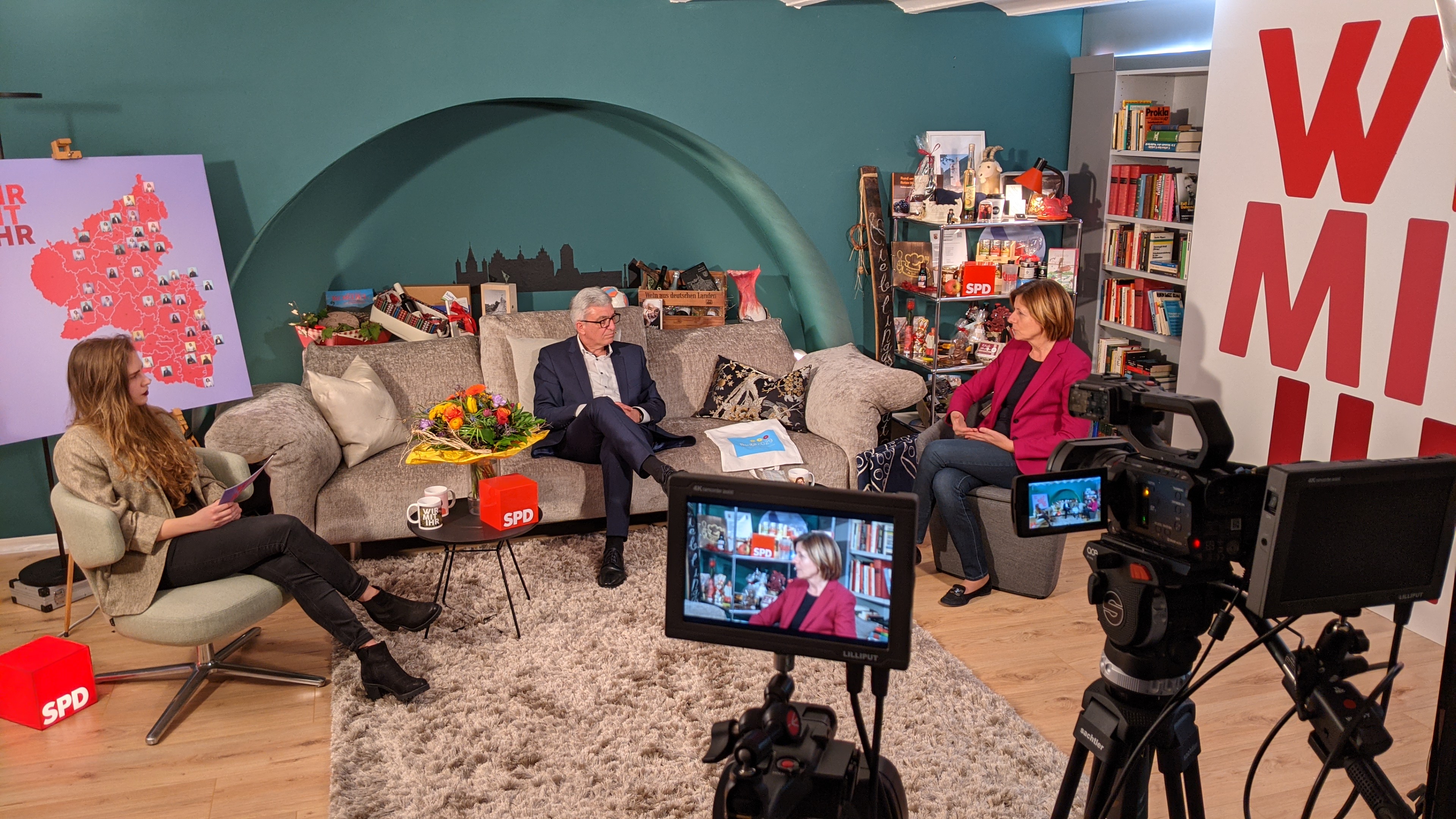 Innenminister Roger Lewentz ist zu Gast im Wahlkampf-Wohnzimmer von Ministerpräsidentin Malu Dreyer.