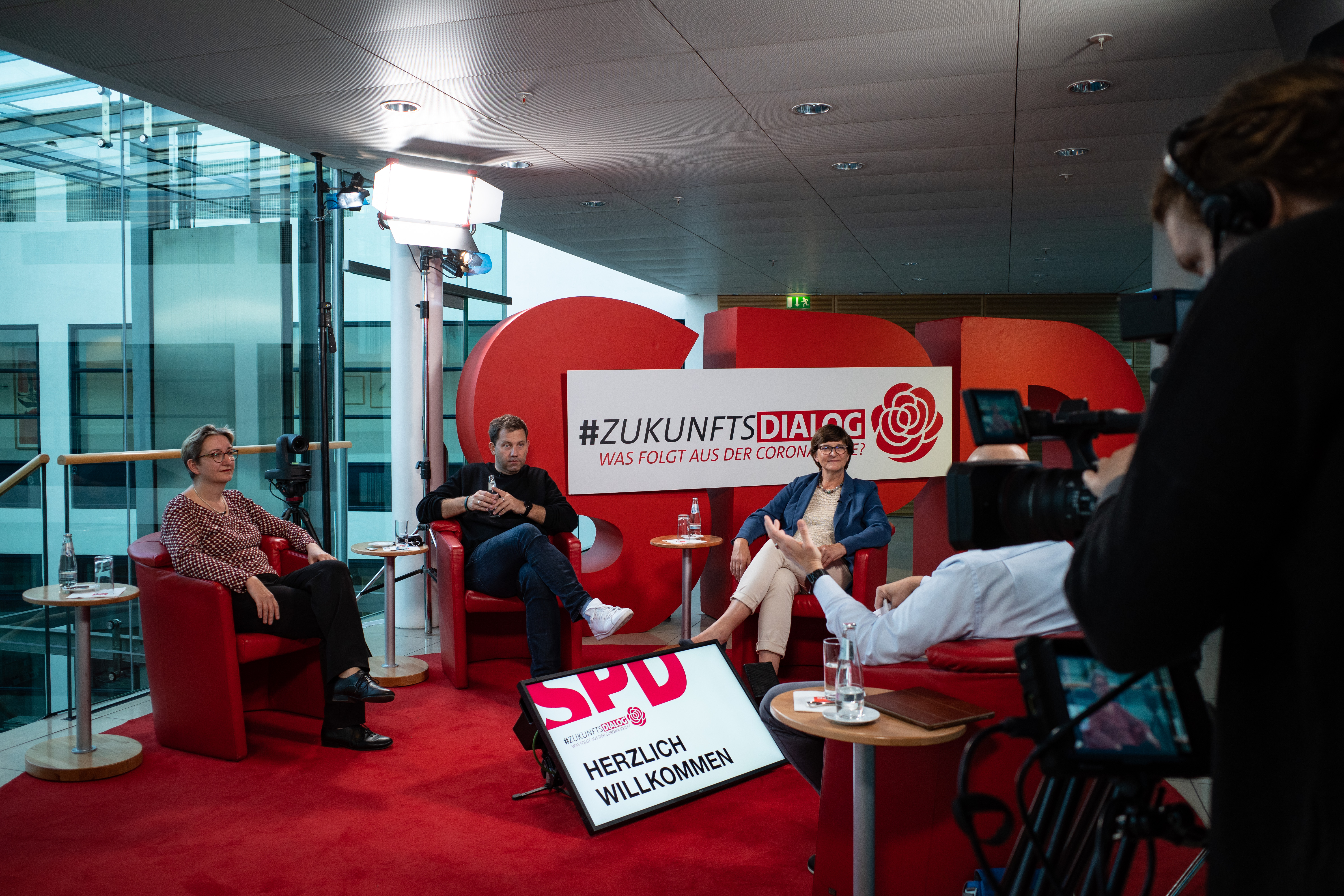 Diskutieren beim SPD-Zukunftsdialog (v.l.): stellvertretende Parteivorsitzende Klara Geywitz, Generalsekretär Lars Klingbeil und die Parteivorsitzende Saskia Esken. Zugeschaltet sind Jutta Allmendinger und Ferda Ataman.