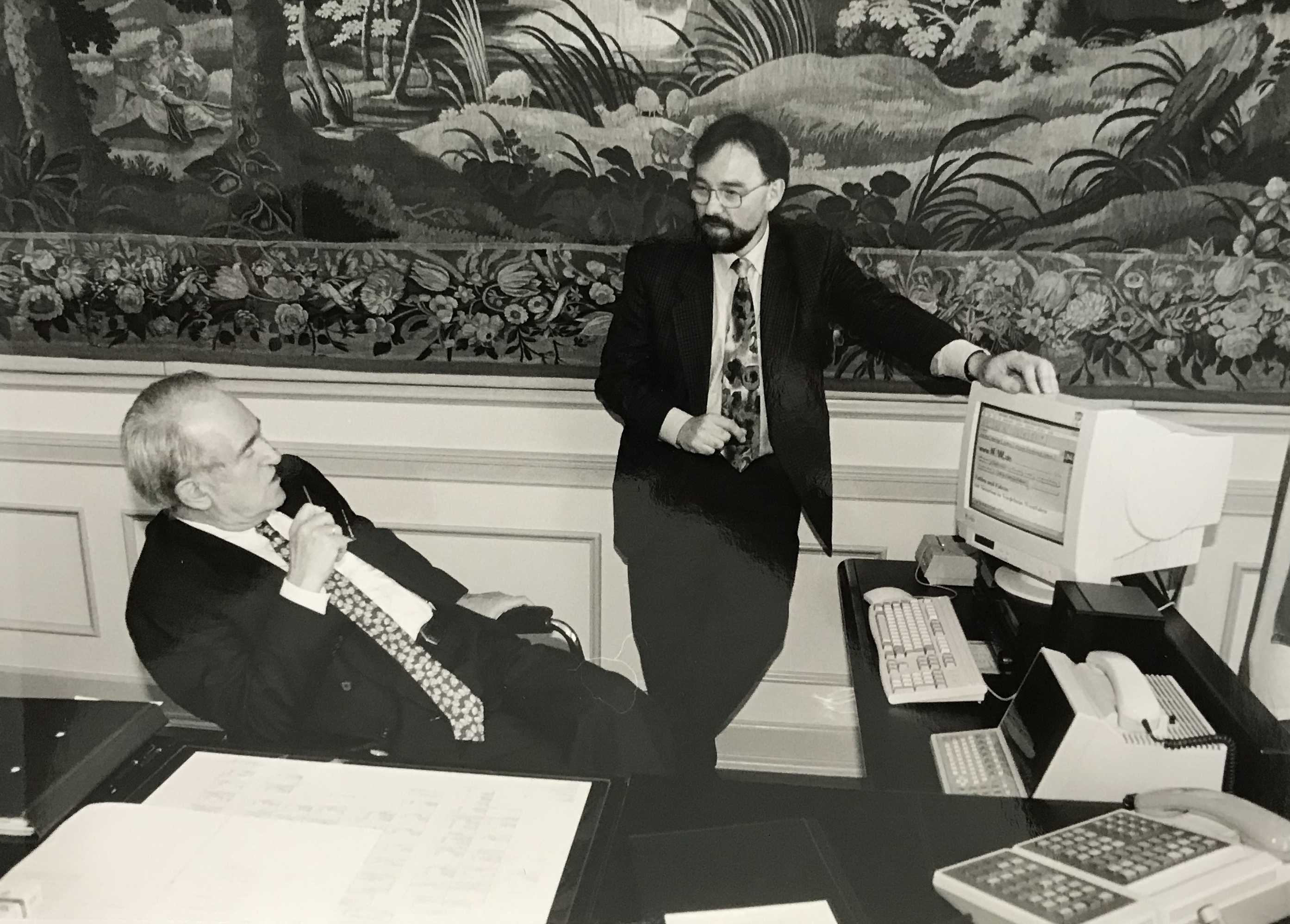 Zwei die sich gut verstanden: Ministerpräsident Johannes Rau in den 90erJahren mit seinem langjährigen Regierungssprecher Norbert Walter-Borjans
