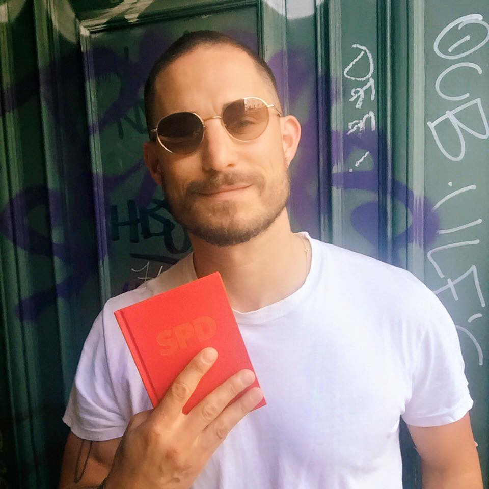 Schauspieler Clemens Schick mit seinem SPD-Parteibuch