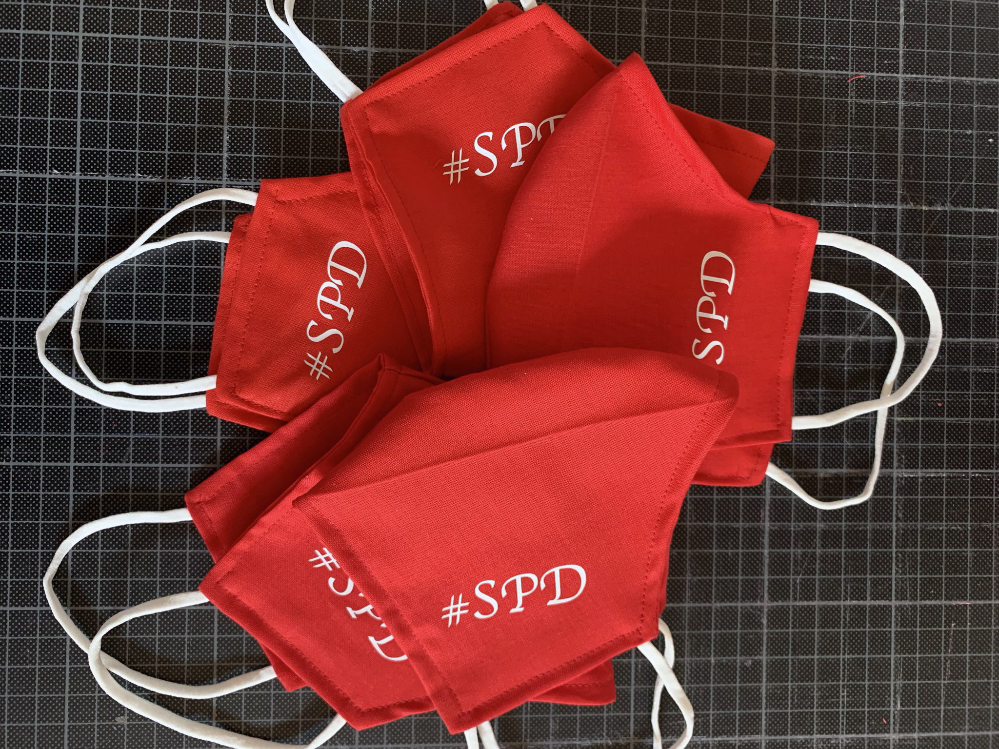 Flagge zeigen: Patrick Kecskes und seine Frau fertigen SPD-Masken gegen Corona in Heimarbeit an.