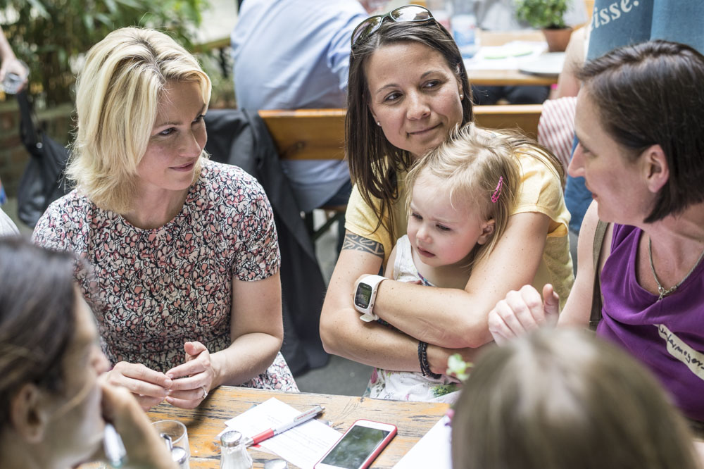 In persönlichen Gesprächen sammelte Familienministerin Manuela Schwesig Anregungen, wie die Politik Alleinerziehende besser unterstützen kann. „Alleinerziehende leisten jeden Tag enorm viel. Sie gehören zu den wahren Leistungsträgerinnen und -trägern unserer Gesellschaft“, so die Familienministerin.