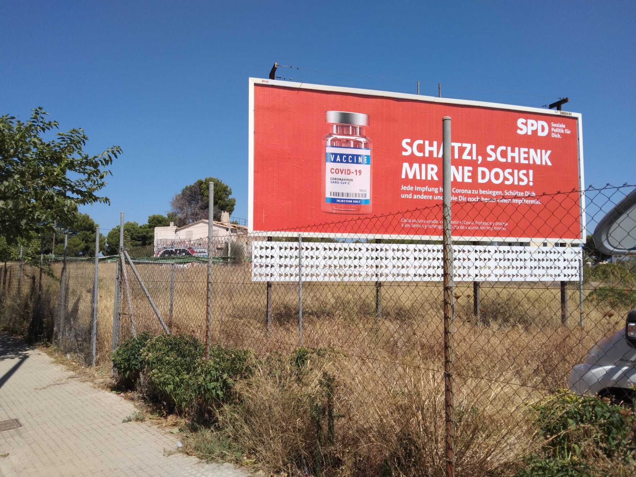 Schatzi, schenk mir ne Dosis: Mit Plakaten wie diesem wirbt die SPD auf Mallorca für die Corona-Impfung.
