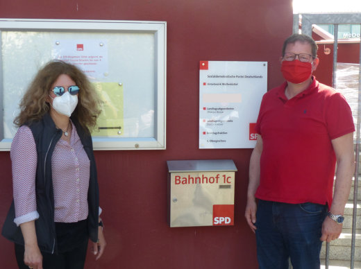 Sorgten dafür, dass mehr als 1.000 Masken in der Bevölkerung verteilt wurden (v.l.): Vize-Chefin Susanne Fahlbusch und der Unterbezirksvorsitzende der SPD in Wolfenbüttel Marcus Bosse.