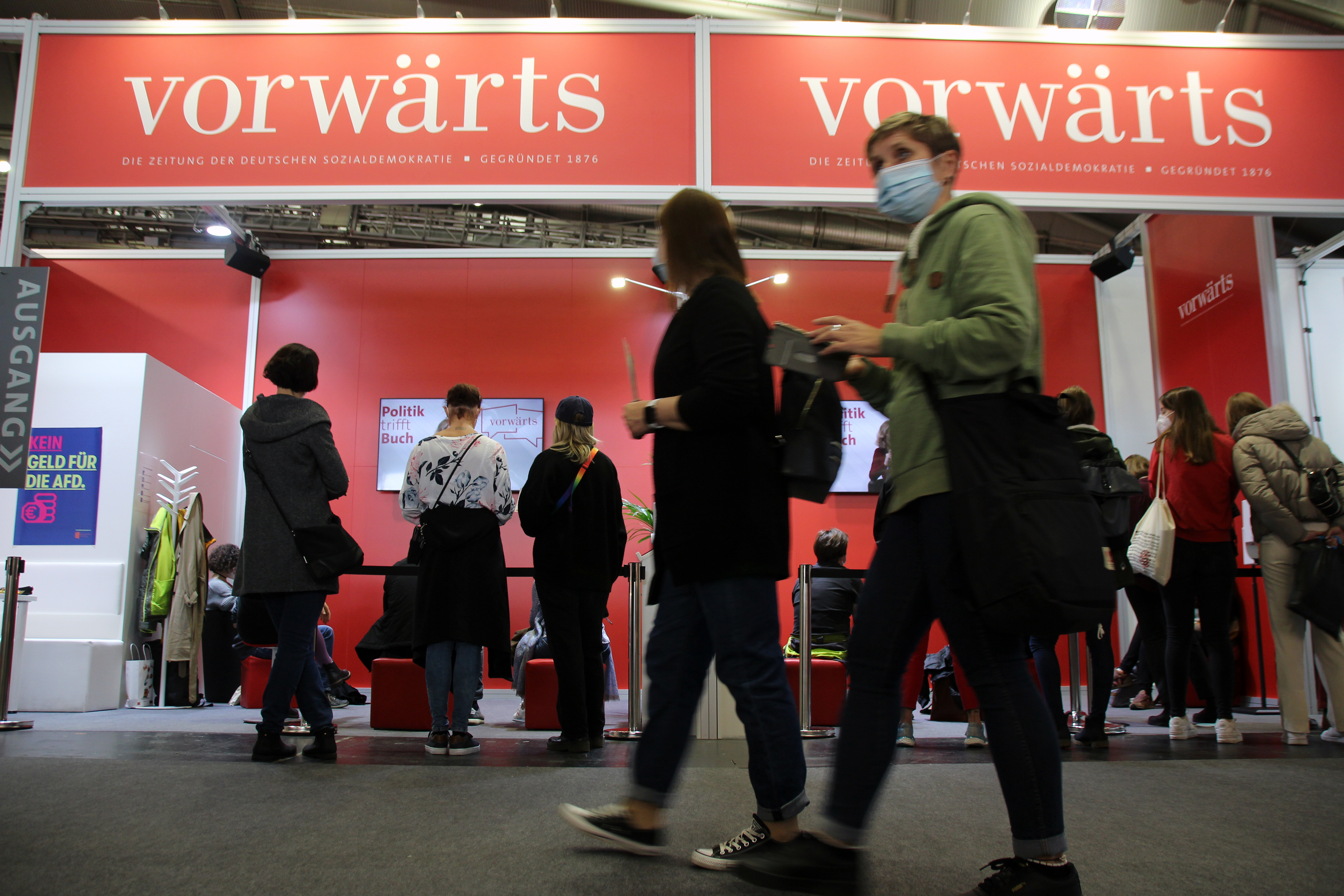 Großes Interesse am Programm des „vorwärts“: Bei „Politik trifft Buch“ kamen auf der Frankfurter Buchmesse wieder Politiker*innen mit Autor*innen ins Gespräch.