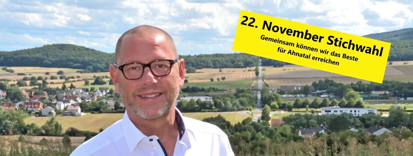 Das Los fiel auf ihn: Nach einem Patt in der Stichwahl wurde Stephan Hänes von einer Glücksfee zum neuen Bürgermeister von Ahnatal bestimmt.