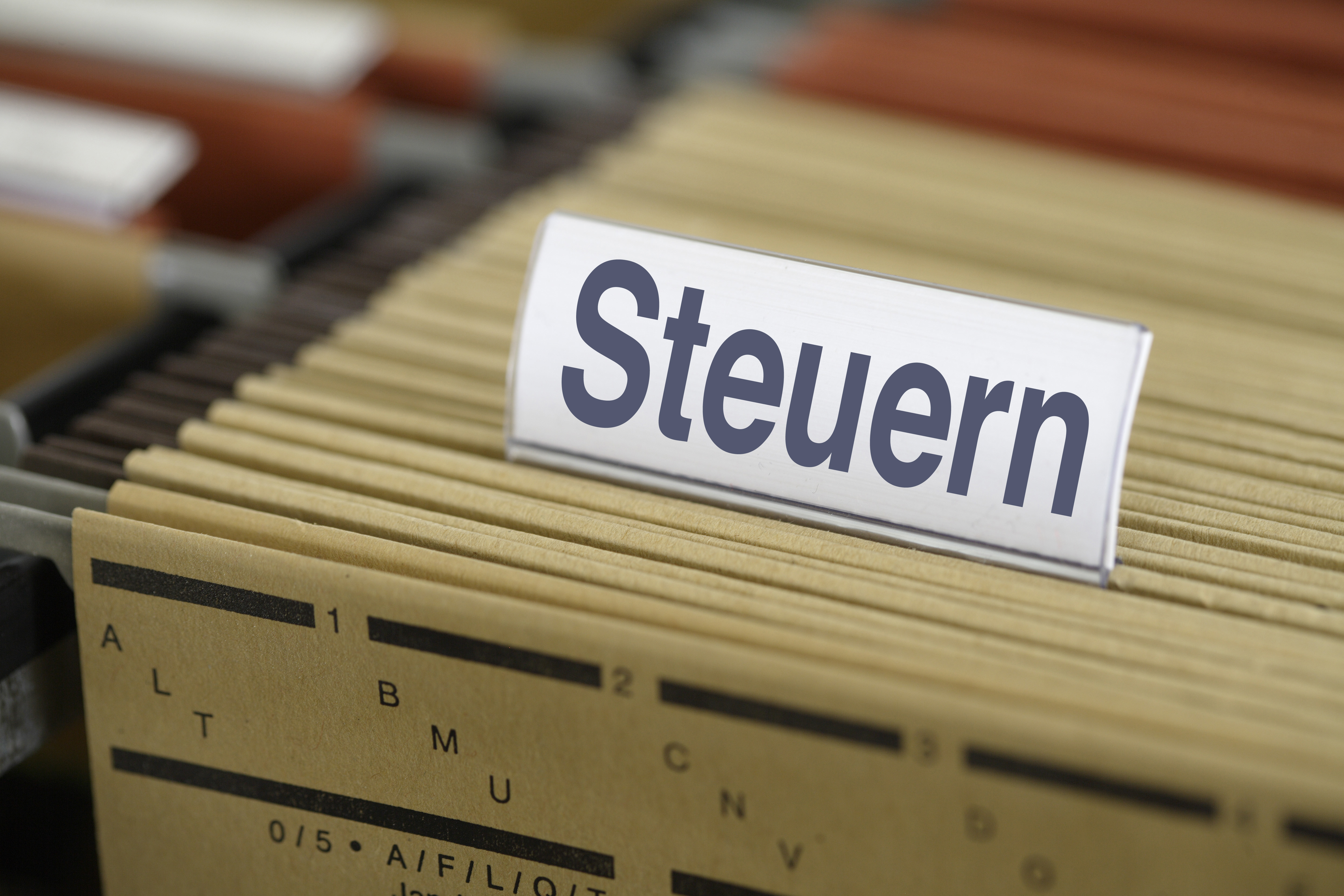 Steuern und Abgaben: Die SPD will, dass Menschen mit kleineren Einkommen entlastet werden.