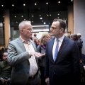 Matthias Miersch und Jens Spahn stehen nebeneinander und unterhalten sich.