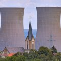 Kühltürme des – 2024 gesprengten – Atomkraftwerks Grafenrheinfeld hinter einem Kirchturm