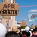 Demonstrierende in Berlin fordern ein Verbot der AfD