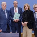 Peer Steinbrück, Andreas Voßkuhle, Julia Jäkel, Thomas de Maiziere bei einer Pressekonferenz