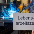 Symbolfoto mit der Aufschrift Lebensarbeitszeit