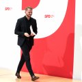 Tim Klüssendorf läuft auf eine Bühne