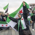 Syrer*innen feiern nach dem Sturz des Assad-Regimes auf dem Vorplatz des Duisburger Hauptbahnhofs.