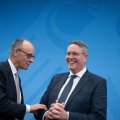 Einer, auf den es ankommt: Alexander Schweitzer (r.), Vorsitzender der Ministerpräsidentenkonferenz, am 4.12.2025 vor der Presse in Berlin gemeinsam mit Bundeskanzler Friedrich Merz