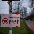 Ein Schild weist während der Corona-Pandemie auf den Mindestabstand von 1,5 Metern hin.