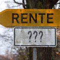 Verkehrsschild mit der Aufschrift Rente und Fragezeichen