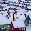 Bunte, schneebedeckte Häuser in Grönlands Hauptstadt Nuuk